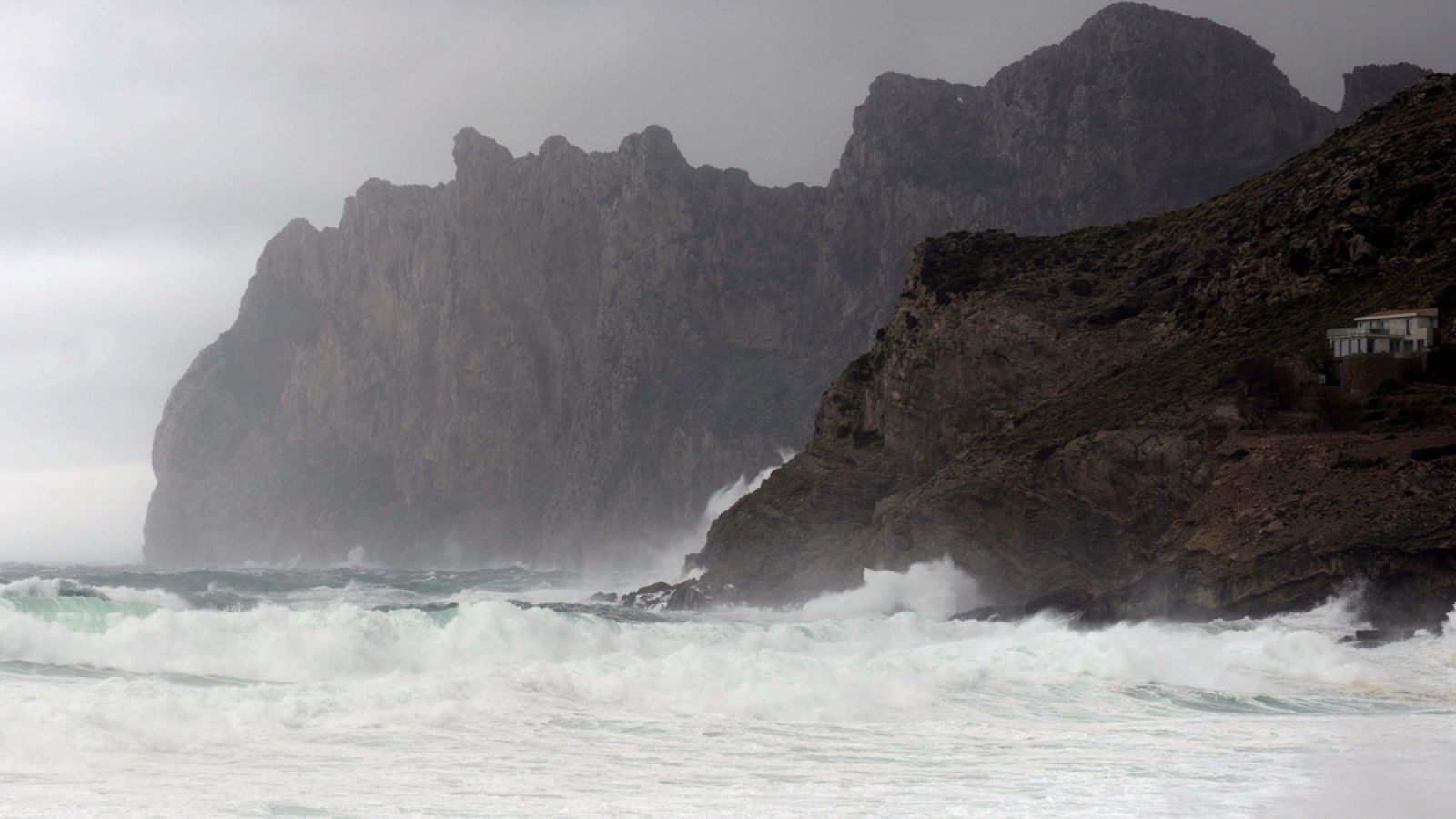 Grandes olas chocan contra las rocas en la cala San Vicens de Pollensa (Mallorca).