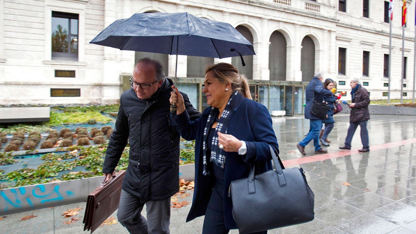 La exvicepresidenta de la Junta de Castilla y León Rosa Valdeón, con su abogado, tras declarar ante el tribunal el pasado 23 de noviembre.