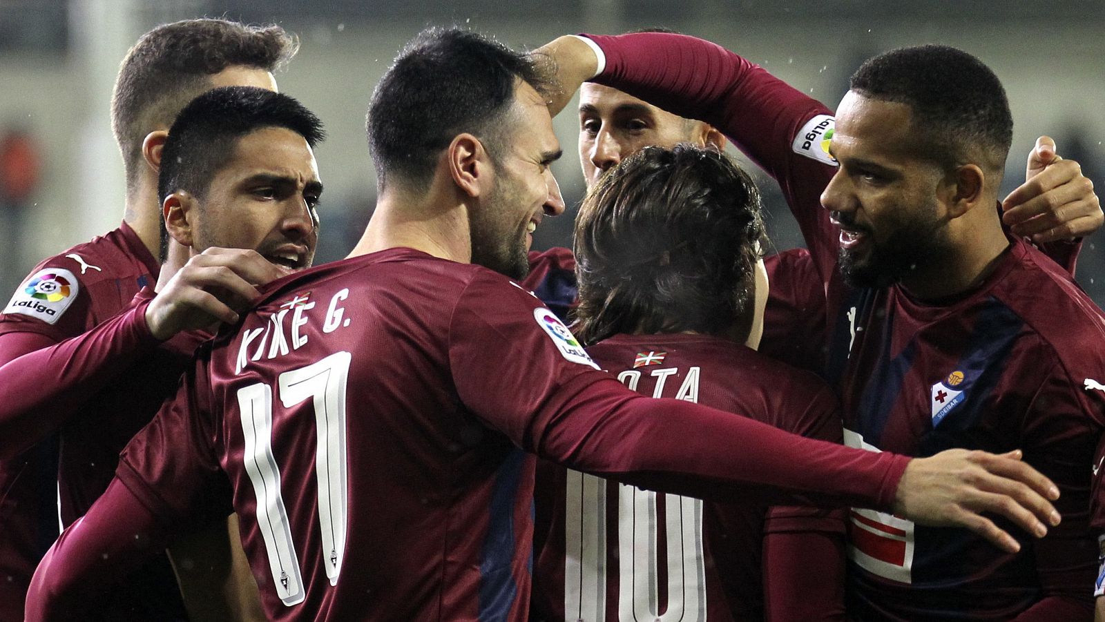 Los jugadores del Eibar celebran el gol de Kike, primero para el equipo.