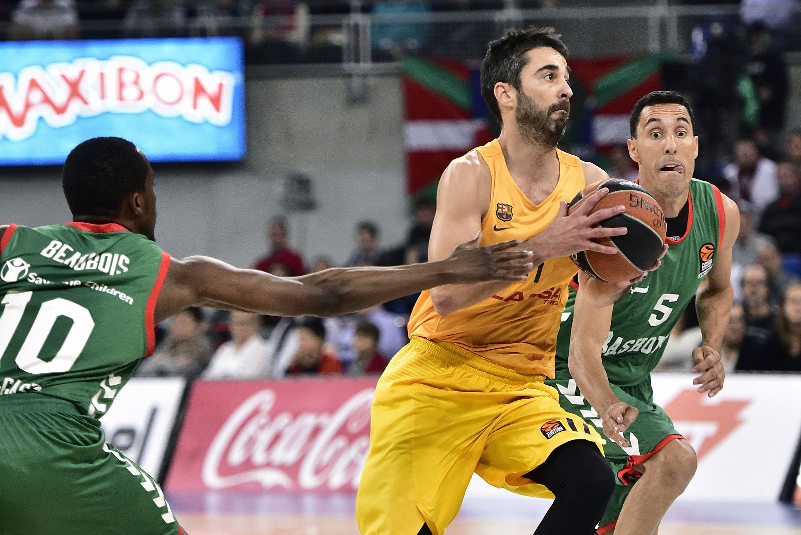 Navarro lucha por pasar con los jugadores del Baskonia.