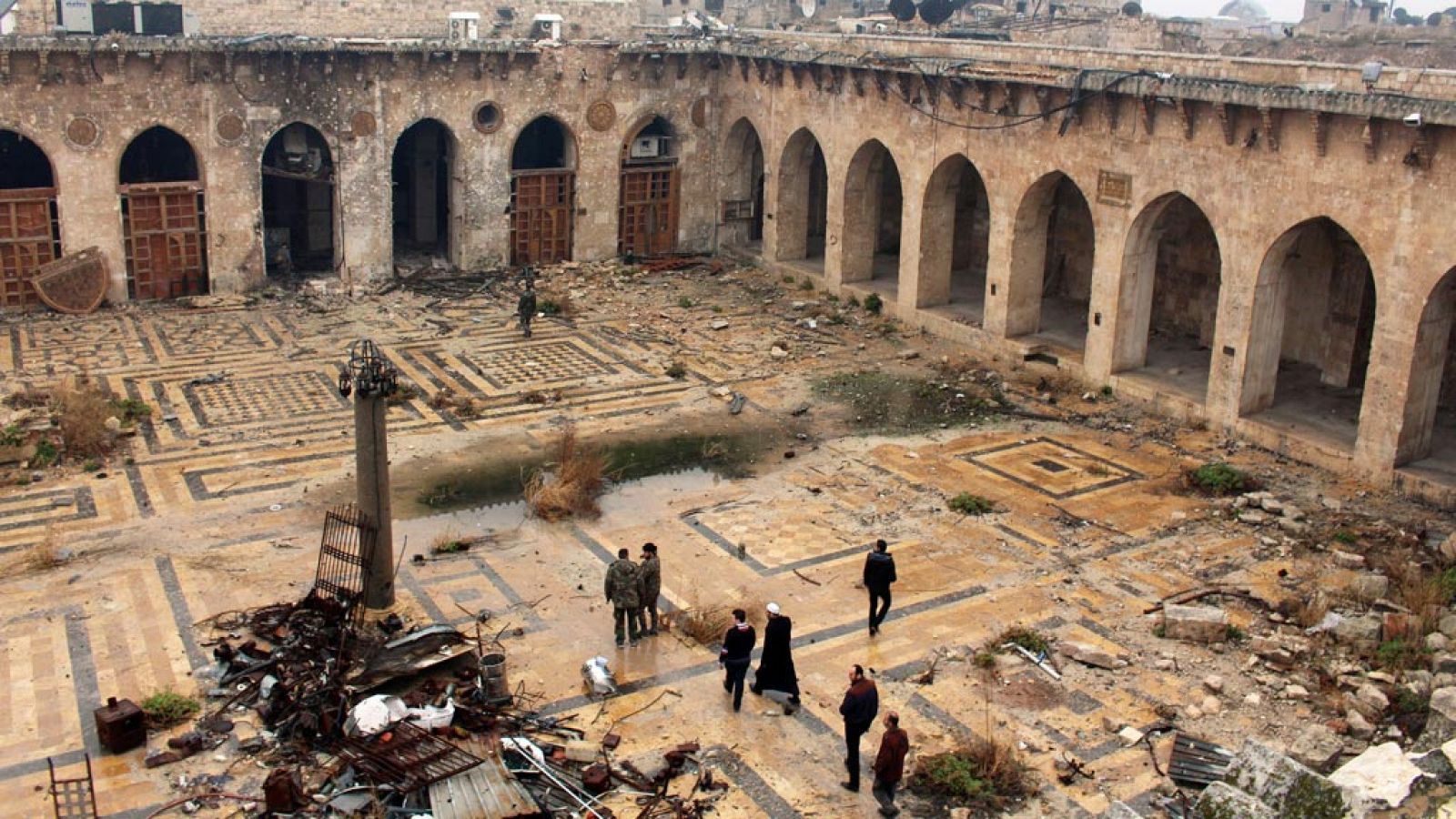 Vista general de los daños causados por los bombardeos en la mezquita de Umayyad al este de Alepo el  pasado 13 de diciembre