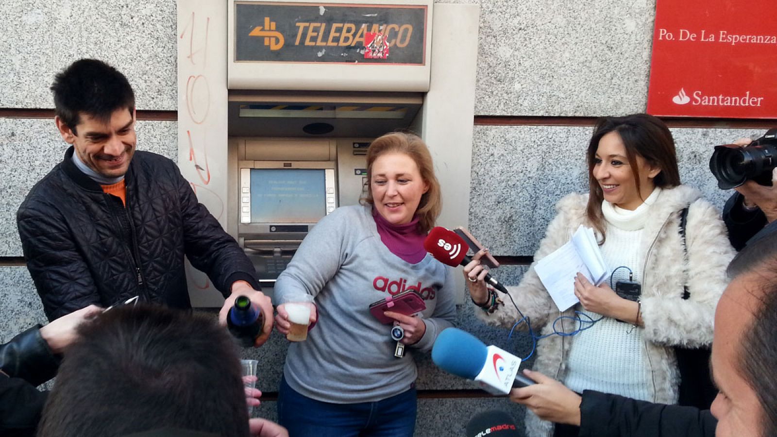 Elena, de 42 años, celebra un décimo del Gordo premiado con 400.000 euros
