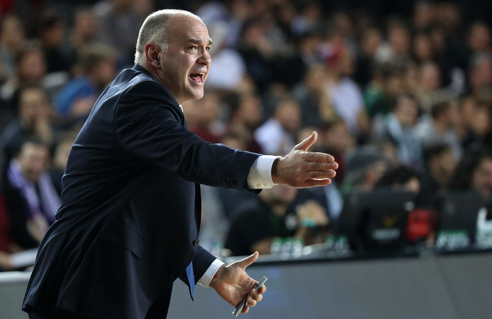 Imagen del entrenador de Real Madrid, Pablo Laso, durante el partido.