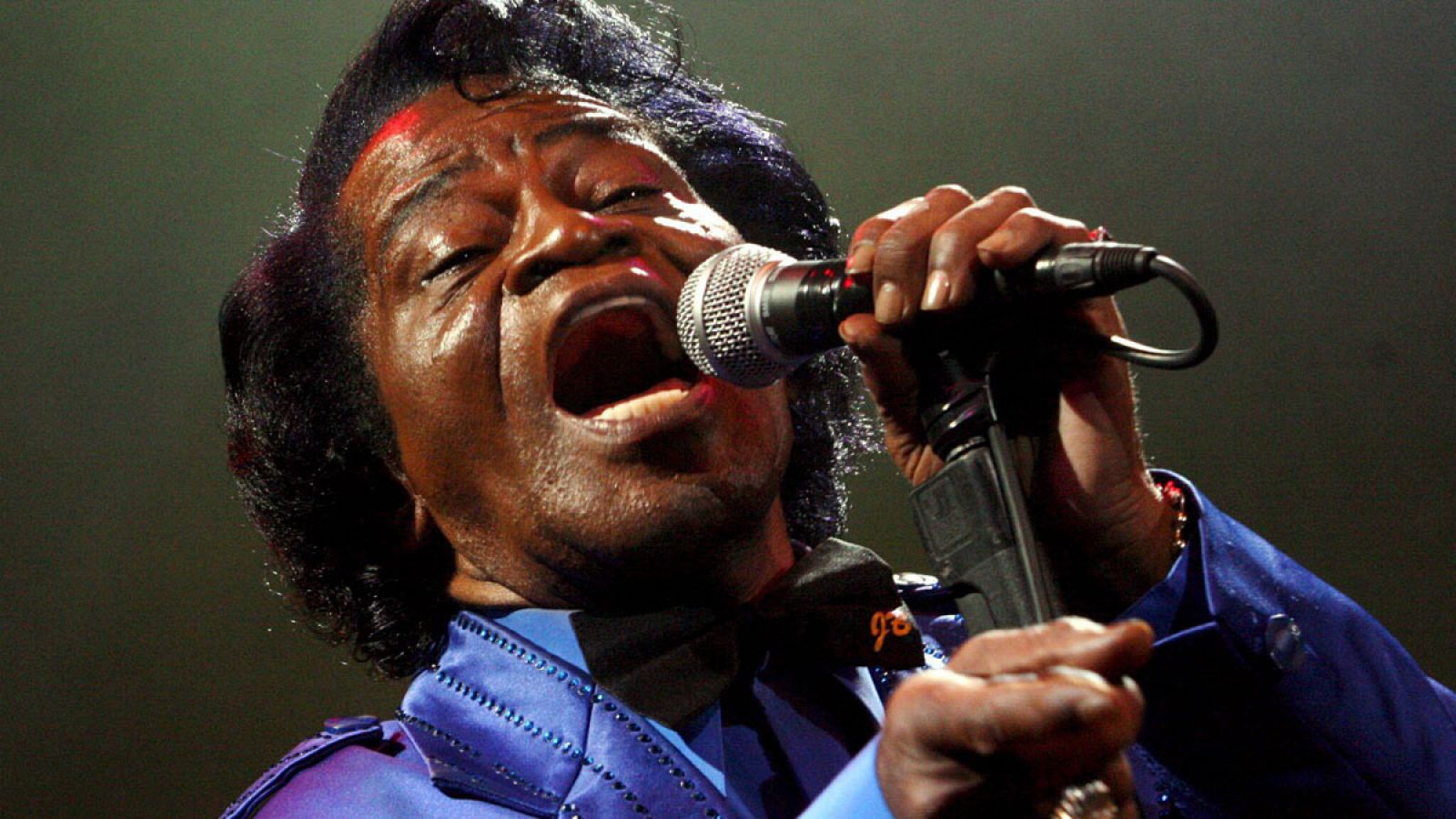 El cantante James Brown durante una actuación en Riga, Letonia, en 2006