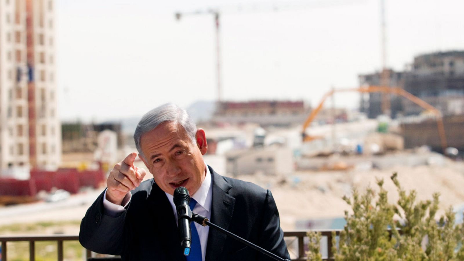 Imagen de archivo de Benjamin Netanyahu pronunciando un discurso frente a un asentamiento denominado por los israelíes como Har Homa y por los palestinos como Jabal Abu Ghneim.