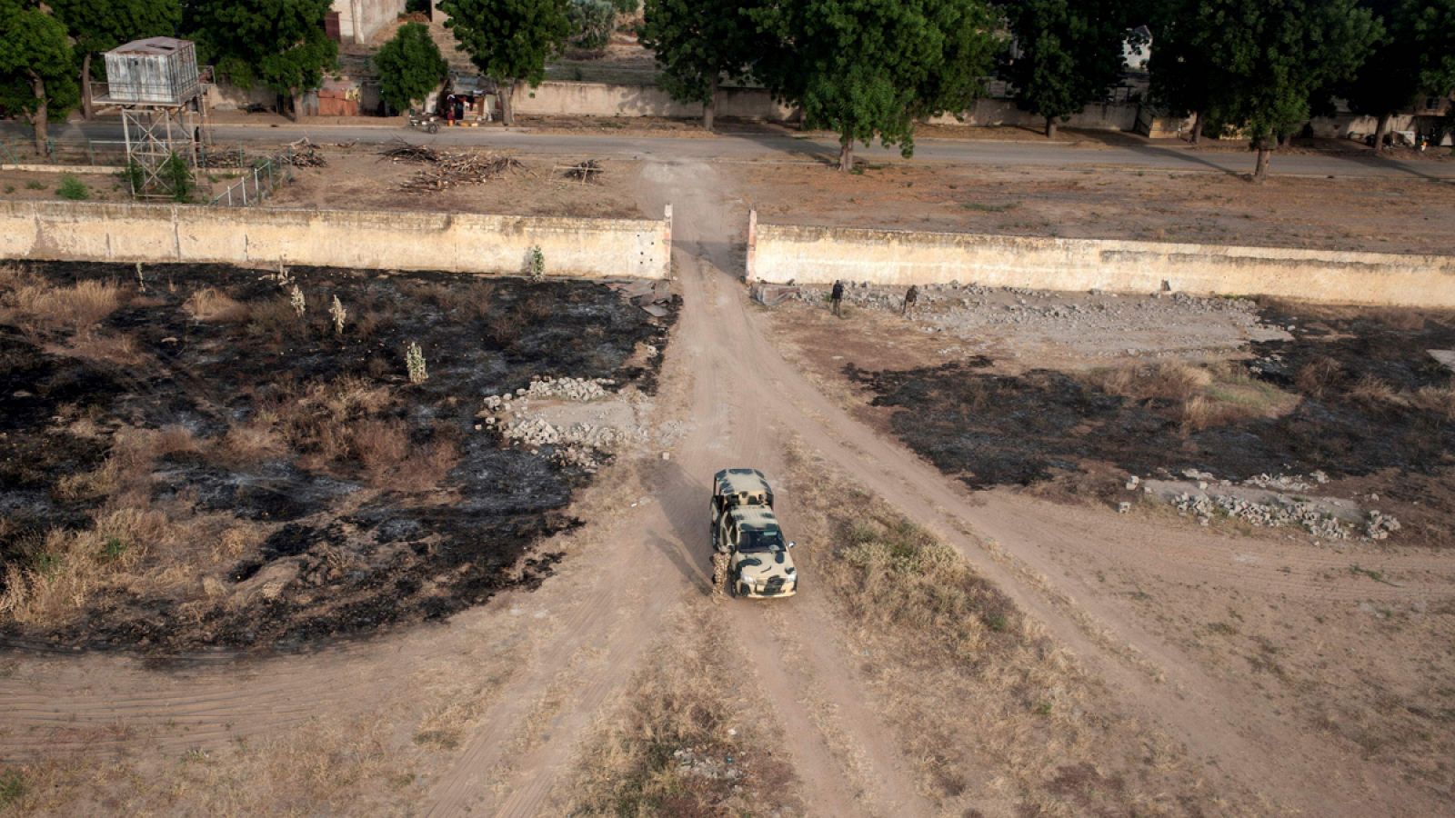 Soldados del Ejército patrullan cerca de un vehículo militar en Bama, al noreste de Nigeria, cerca del bosque de Sambisa.