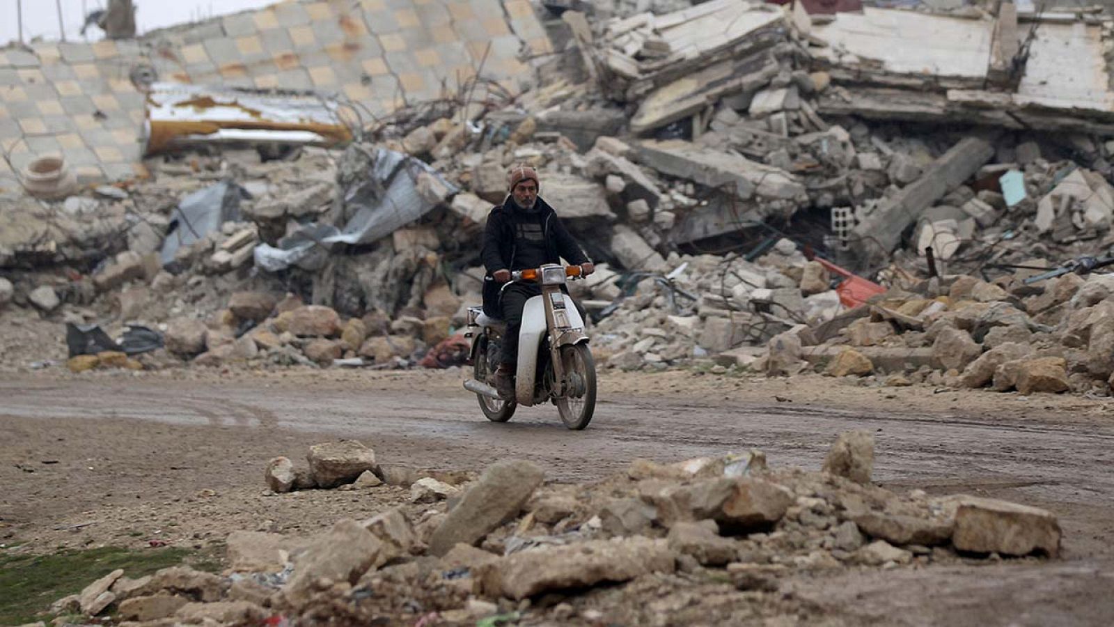 Un hombre conduce una motociclega en la localidad de Al Rai, en los suburbios de Alepo