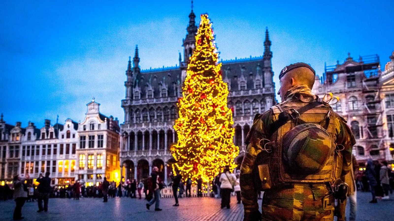 Un soldado patrulla la Gran Place de Bruselas