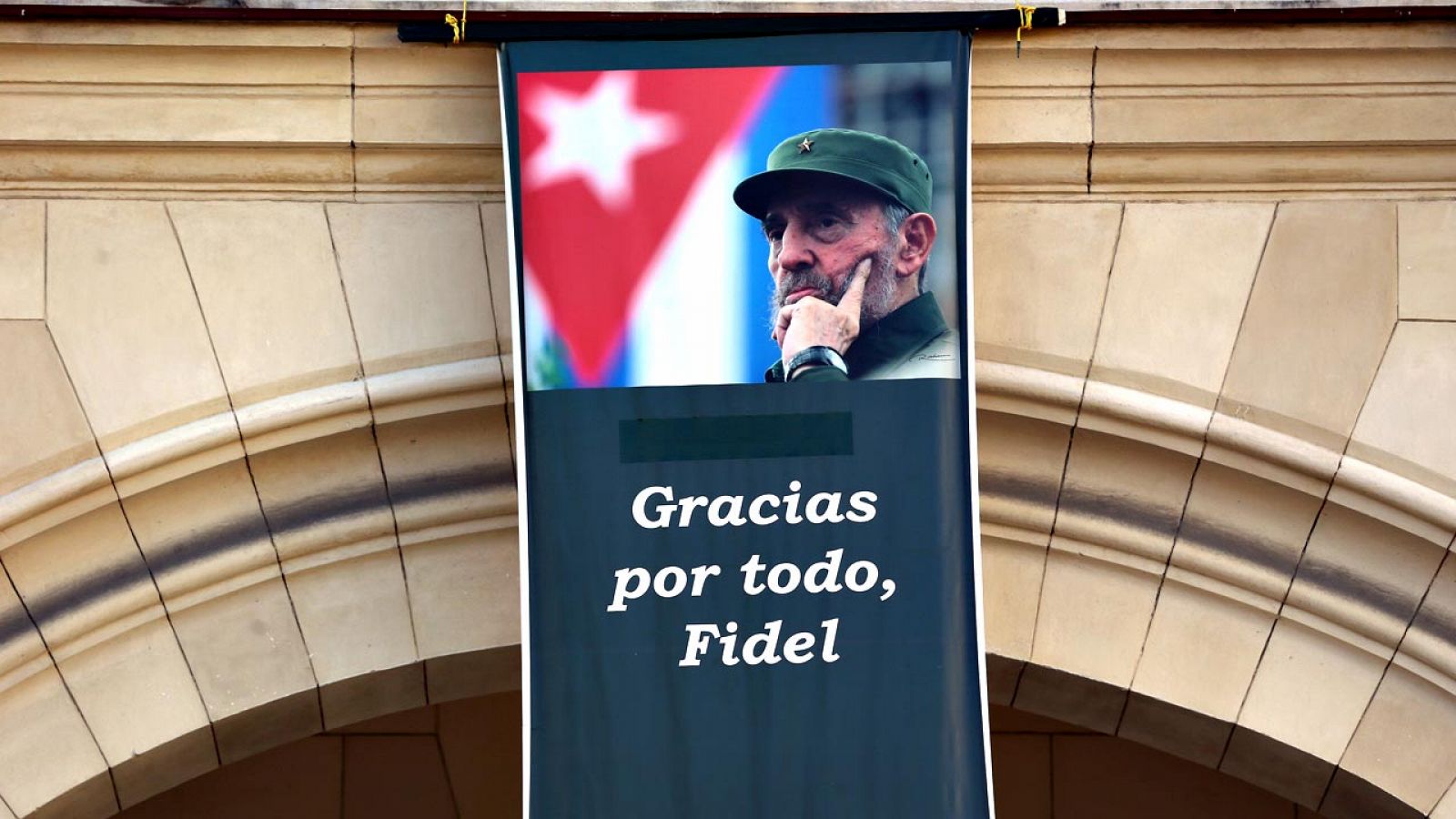 Un cartel con la imagen de Fidel Castro en La Habana
