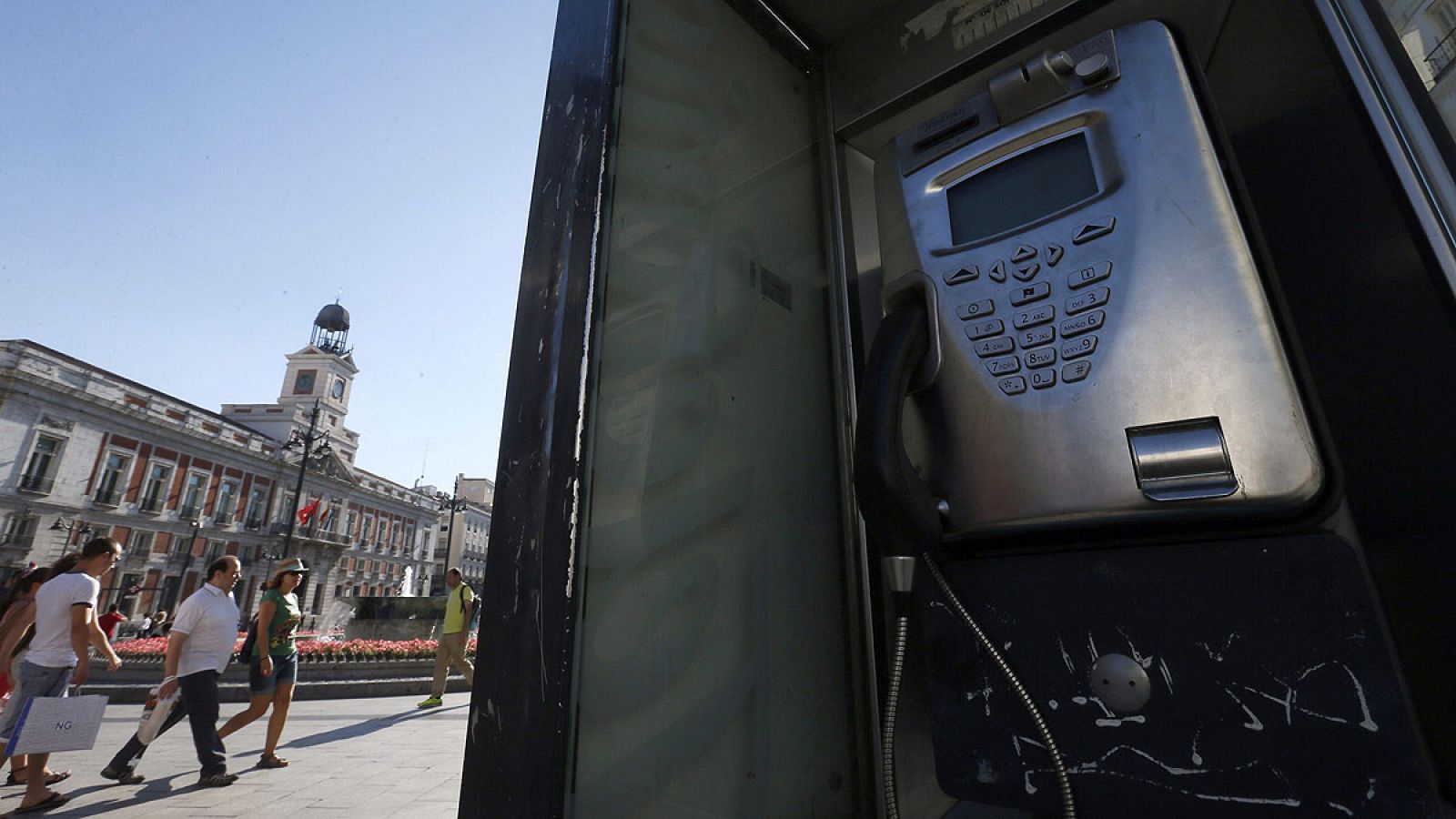 Una cabina de teléfono en la Puerta del Sol de Madrid