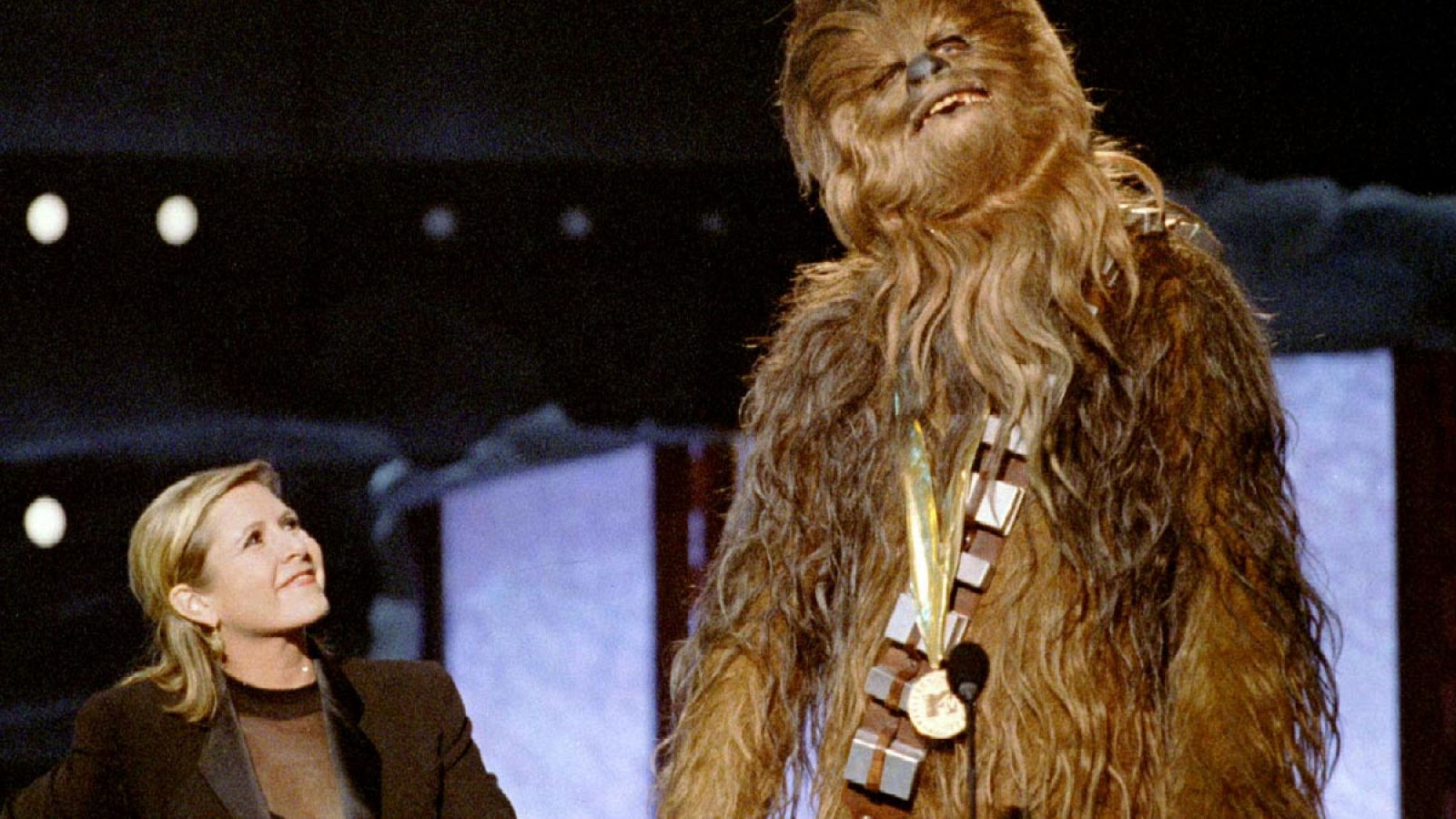 Fotografía de archivo del 7 de junio de 1997, en la actriz Carrie Fisher, la Princesa Leia, posa junto al "wookie" Chewbacca de Star Wars durante una gala de MTV.