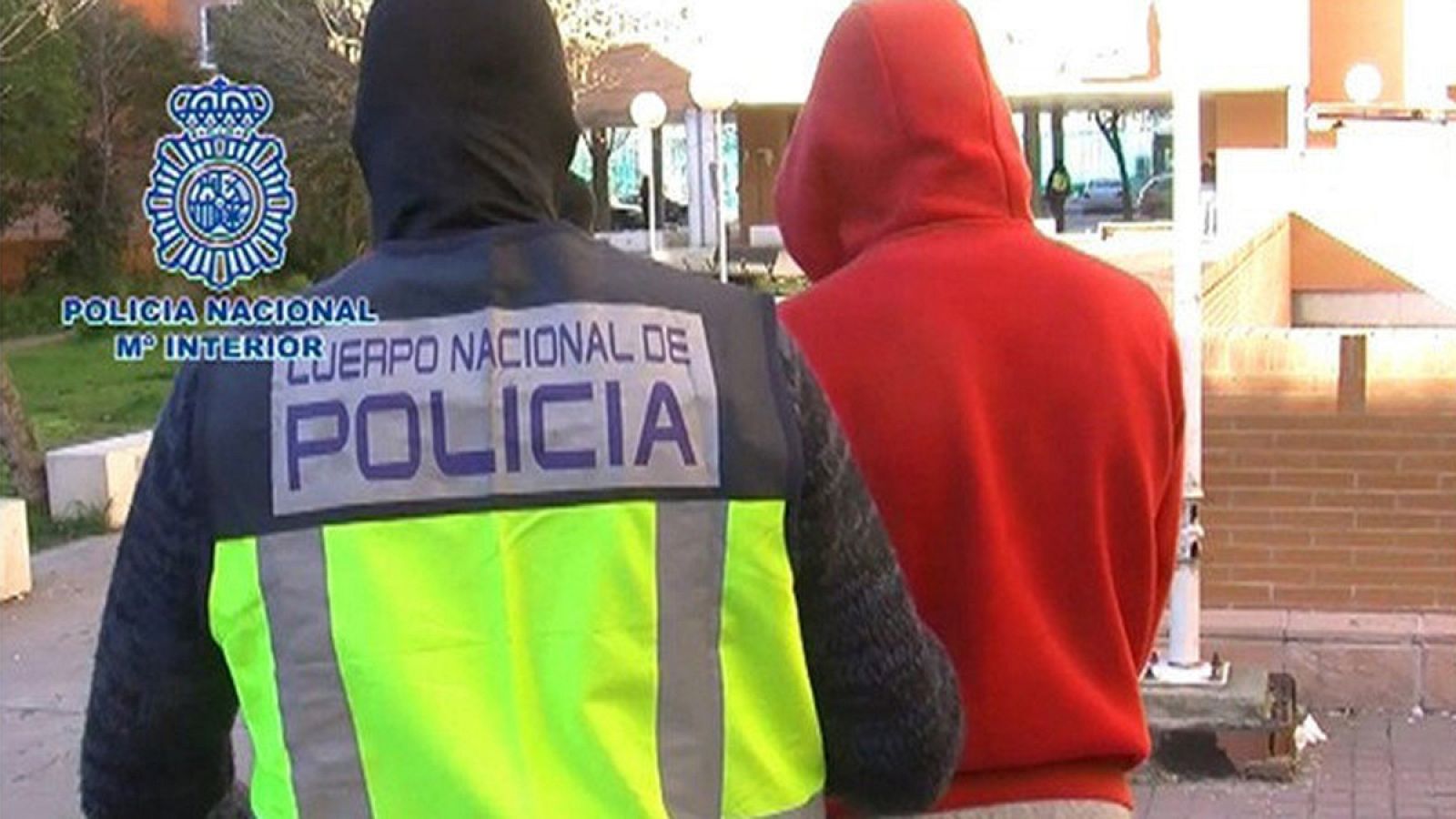 Fotografía facilitada por la Policía Nacional de la detención de uno de los dos supuesos yihadistas en la periferia de Madrid