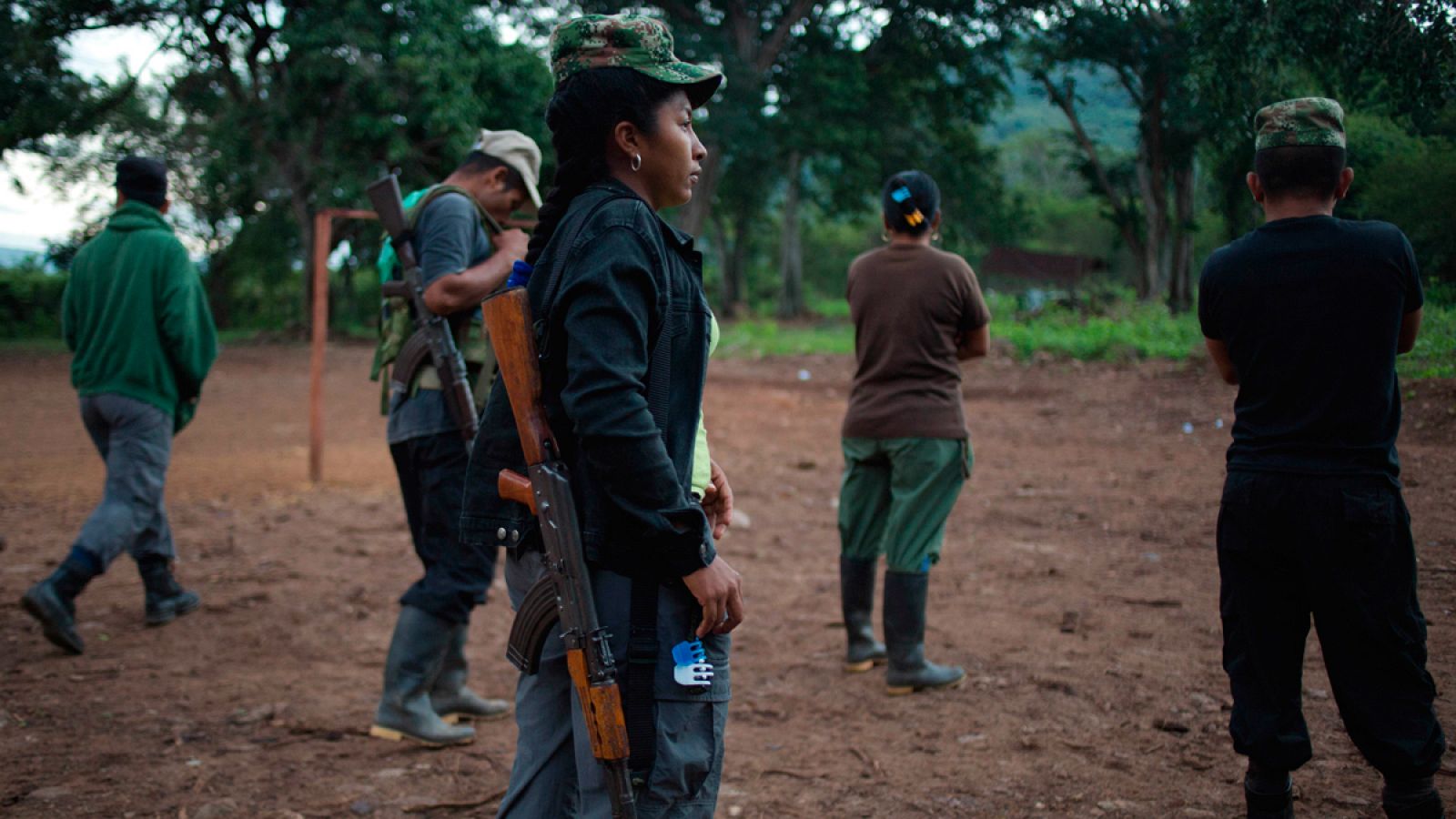 Guerrilleros de las FARC el pasado 6 de diciembre en un campamento en La Guarija (Colombia).