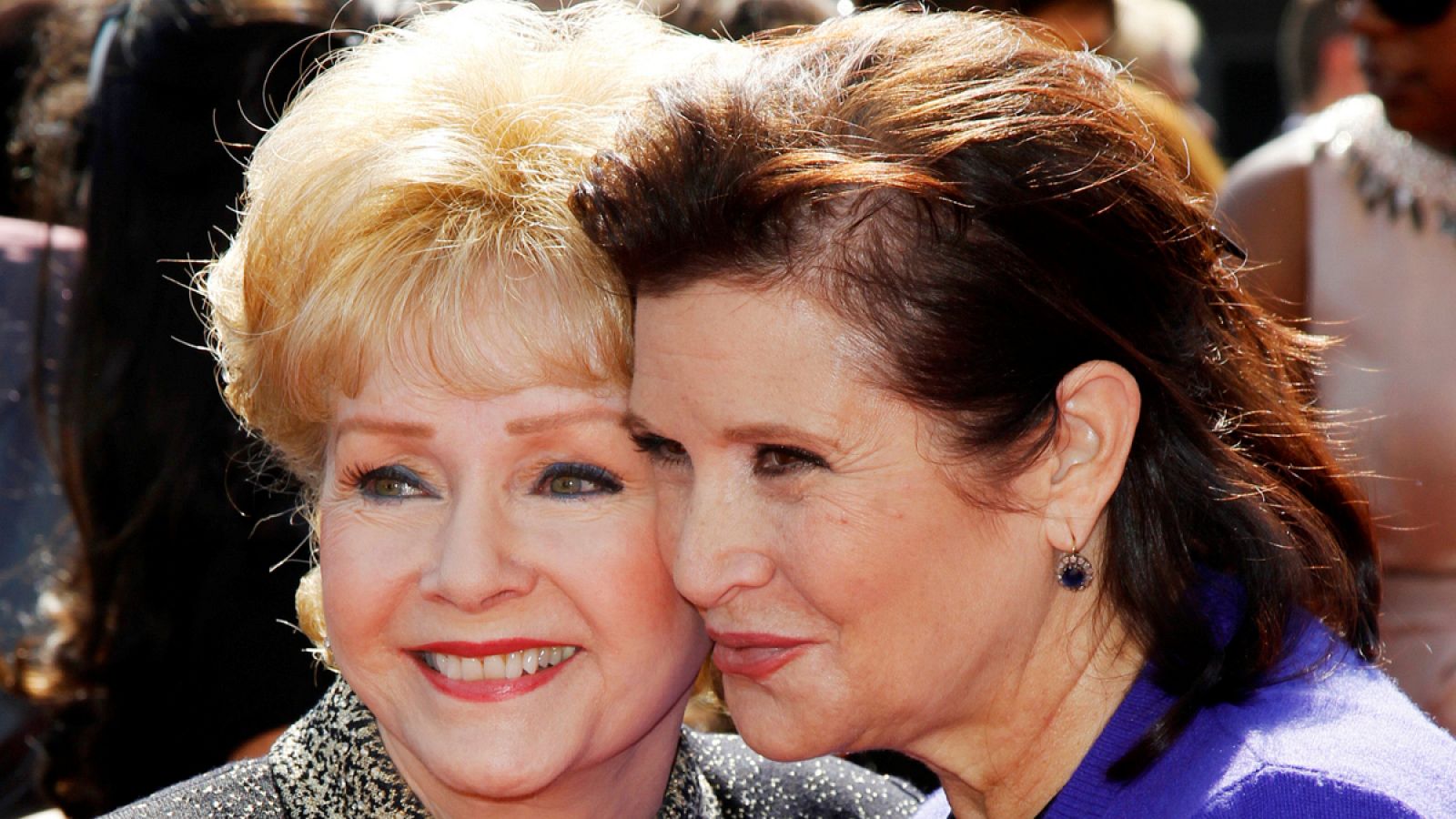 Las actrices Debbie Reynolds y Carrie Fisher en una imagen de archivo en 2011 en Los Angeles.