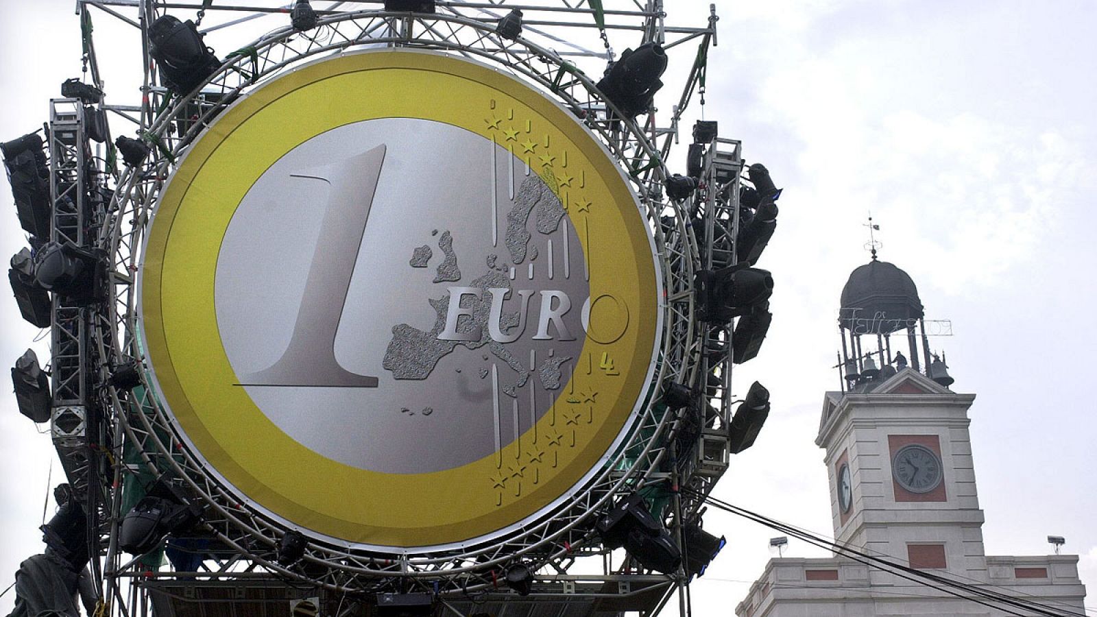 Un gran euro decoraba la madrileña Puerta del Sol ante la llegada de la divisa en el año 2002
