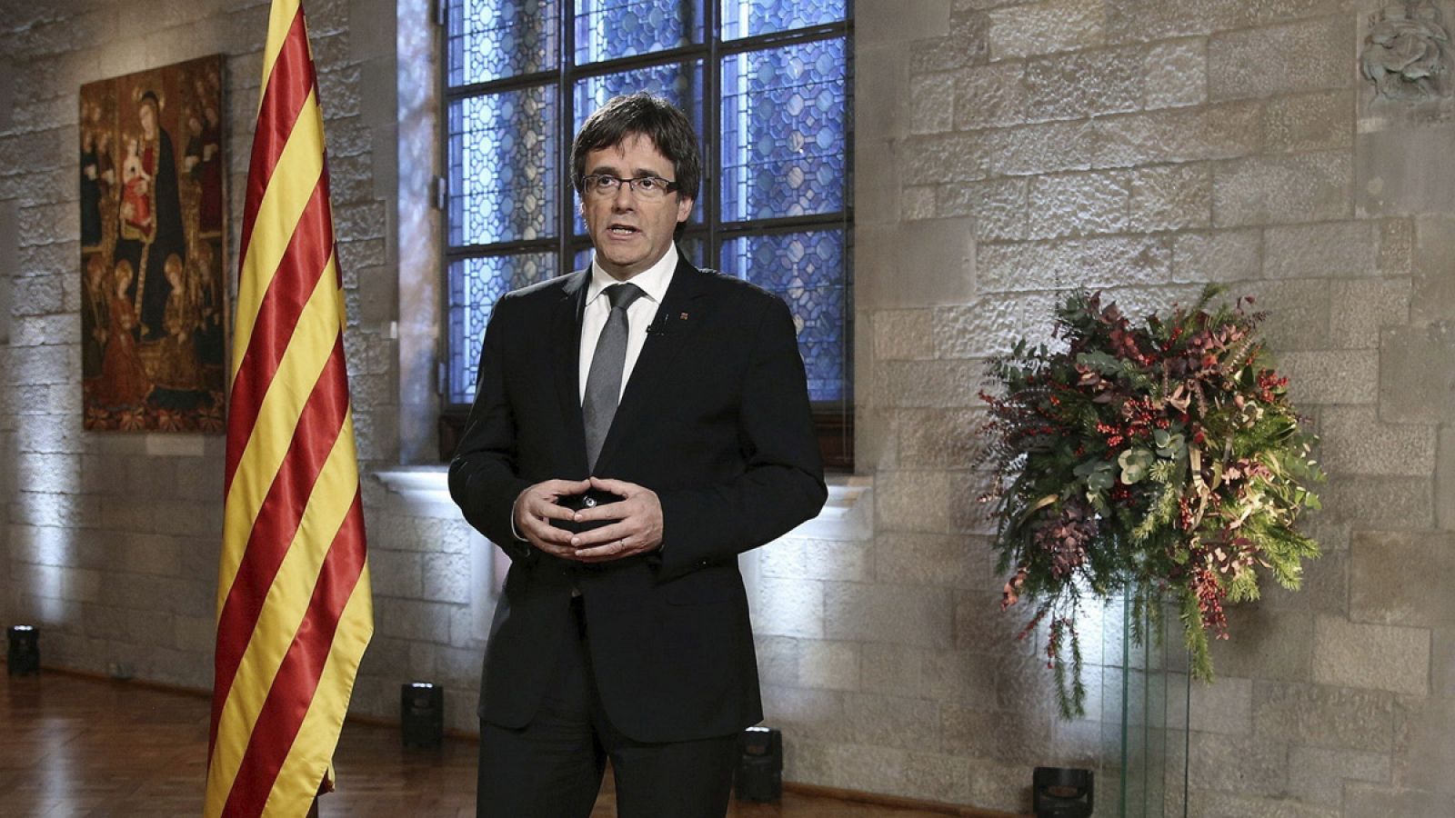 Fotografía facilitada por la Generalitat de Cataluña de su presidente, Carles Puigdemont, durante el mensaje institucional a los ciudadanos con motivo del Fin de Año