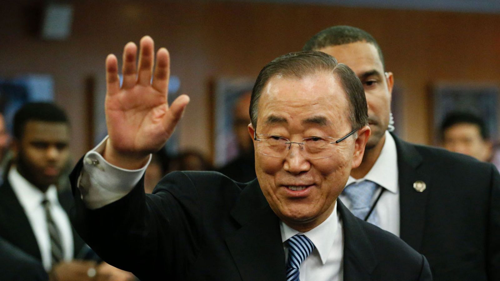 Ban Ki-moon saluda a su salida de la sede de la ONU en Nueva York este viernes, 30 de diciembre de 2016.