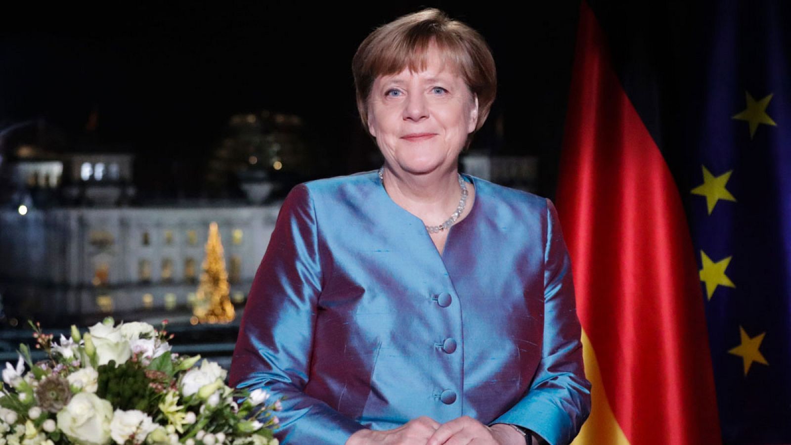La canciller alemana, Angela Merkel, posa para los fotógrafos tras su discurso de Año Nuevo.