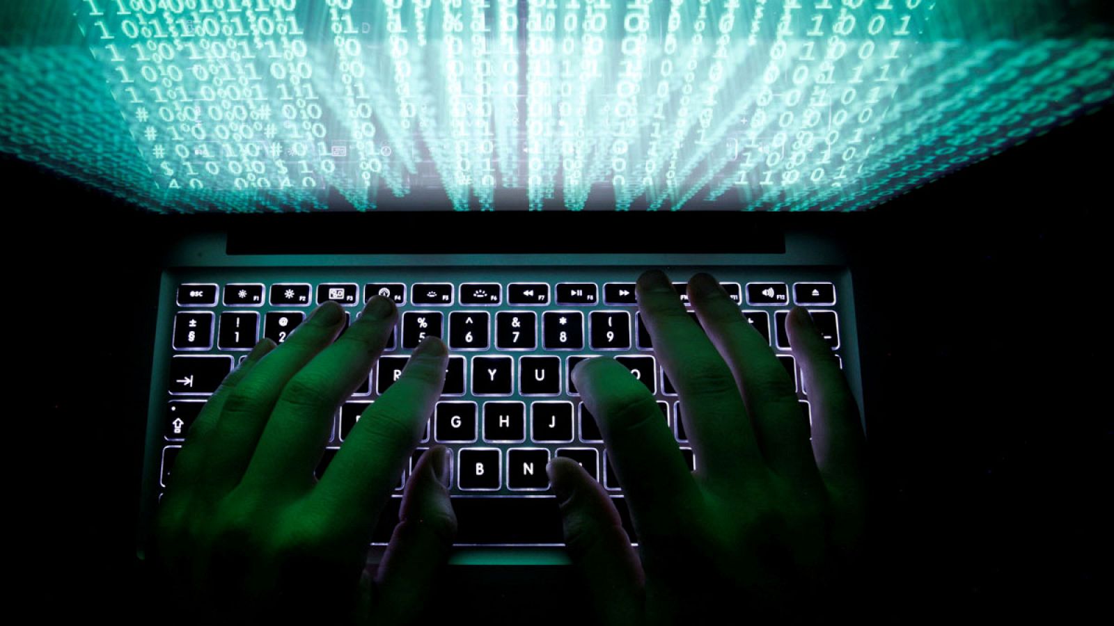 Un hombre utilizando un teclado de un ordenador en una imagen de debrero de 2013.