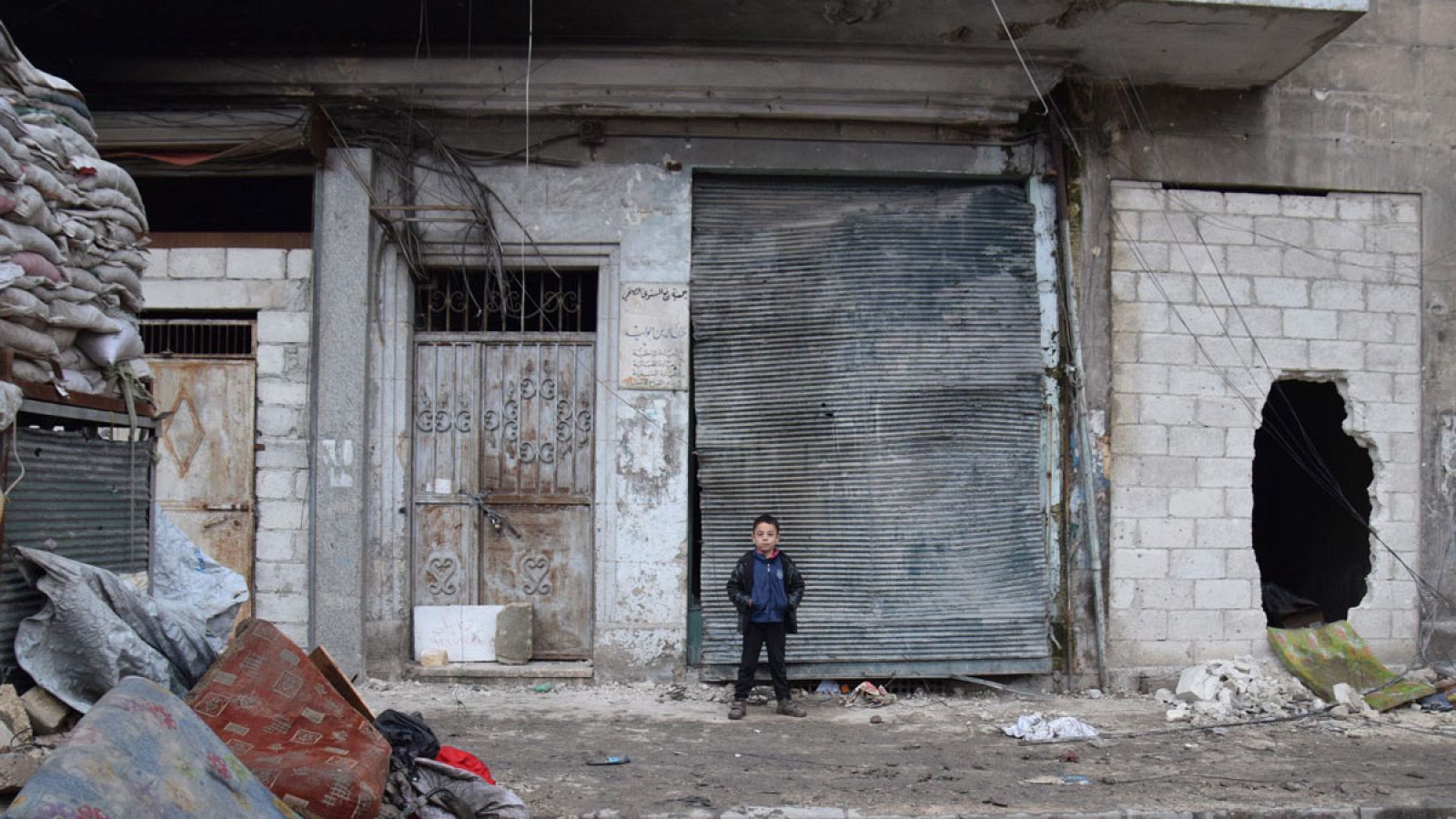 Un niño en uno de los callejones de la zona de al-Kallasseh en los barrios orientales de Alepo, Siria.