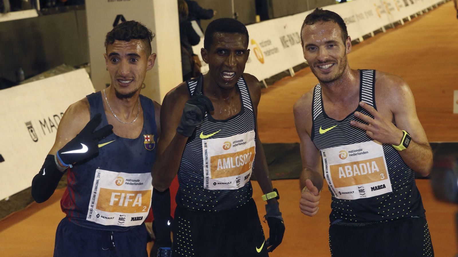 Neguse Amloson (C), ganador de la carrera internacional de la San Silvestre 2016 acompañado del español Ilias Fifa (I), segundo clasifiacado y Antonio Abadía (D),tercero.