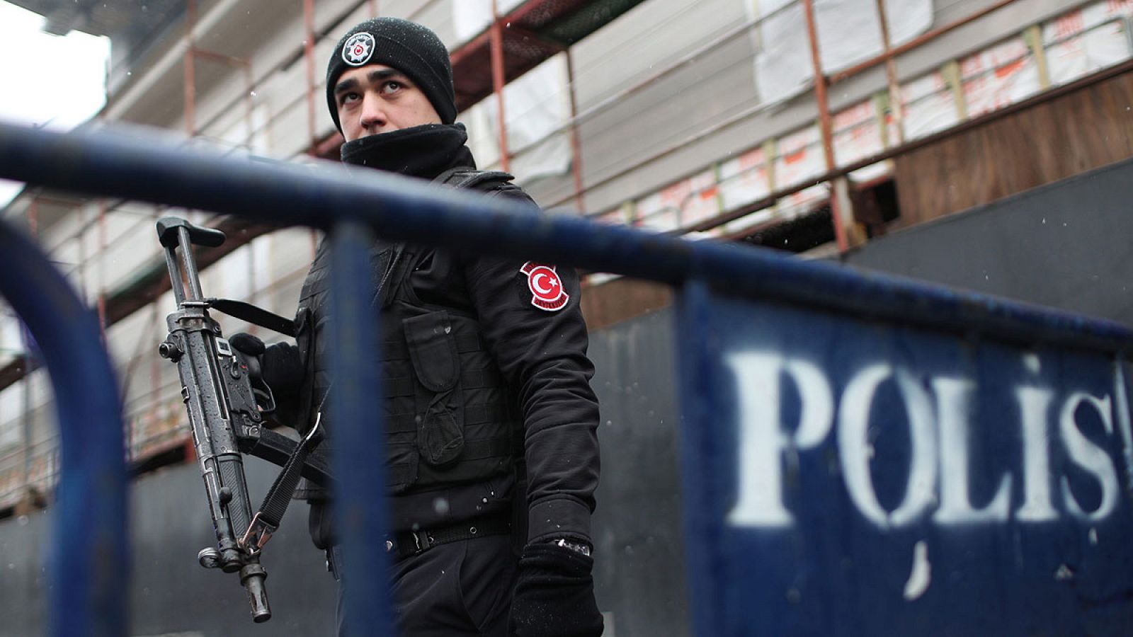 Un policía turco hace guardia en las inmediaciones del club Reina en Estambul