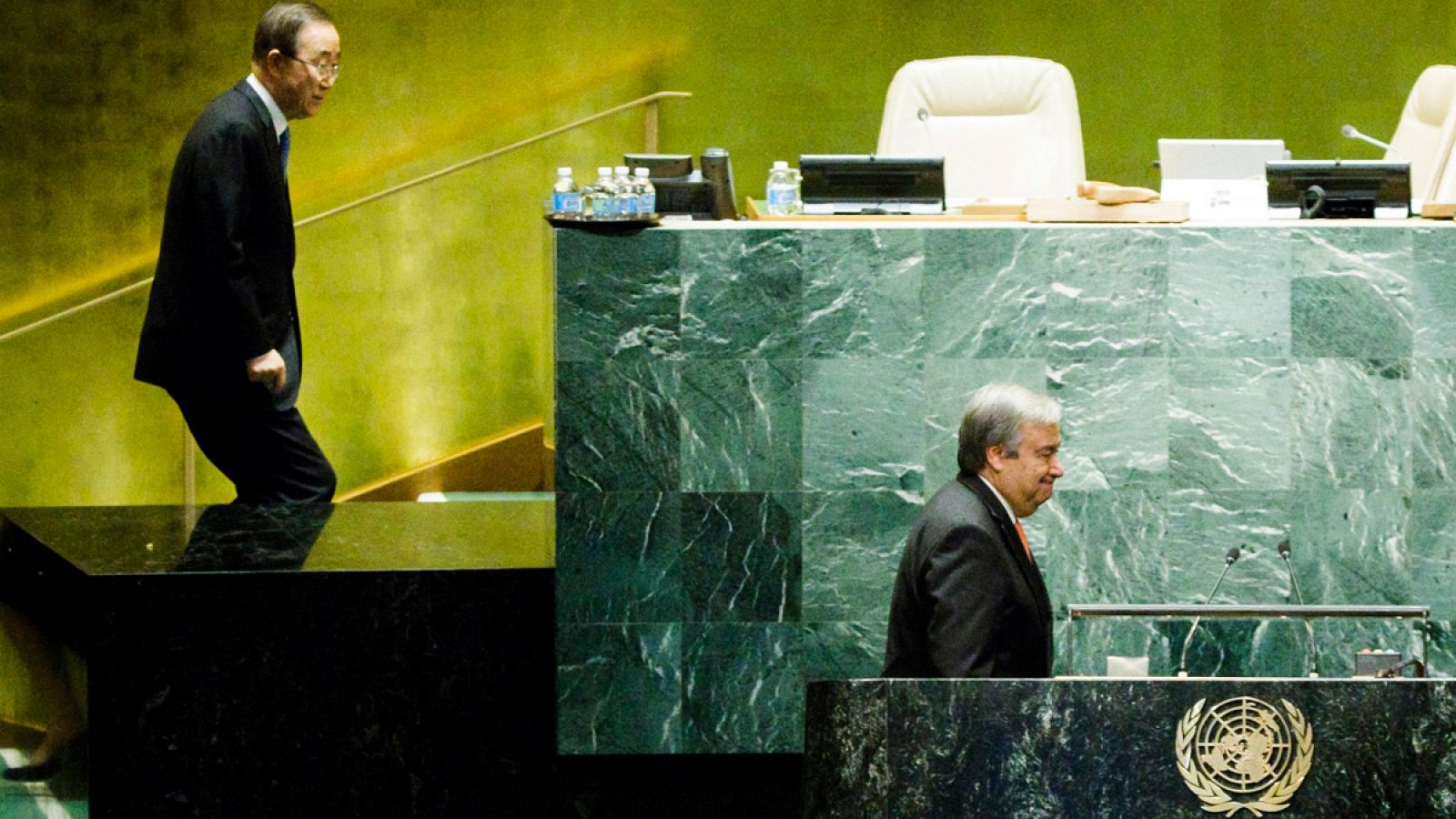 El nuevo secretario general de la ONU, António Guterres, y su antecesor, Ban Ki-moon