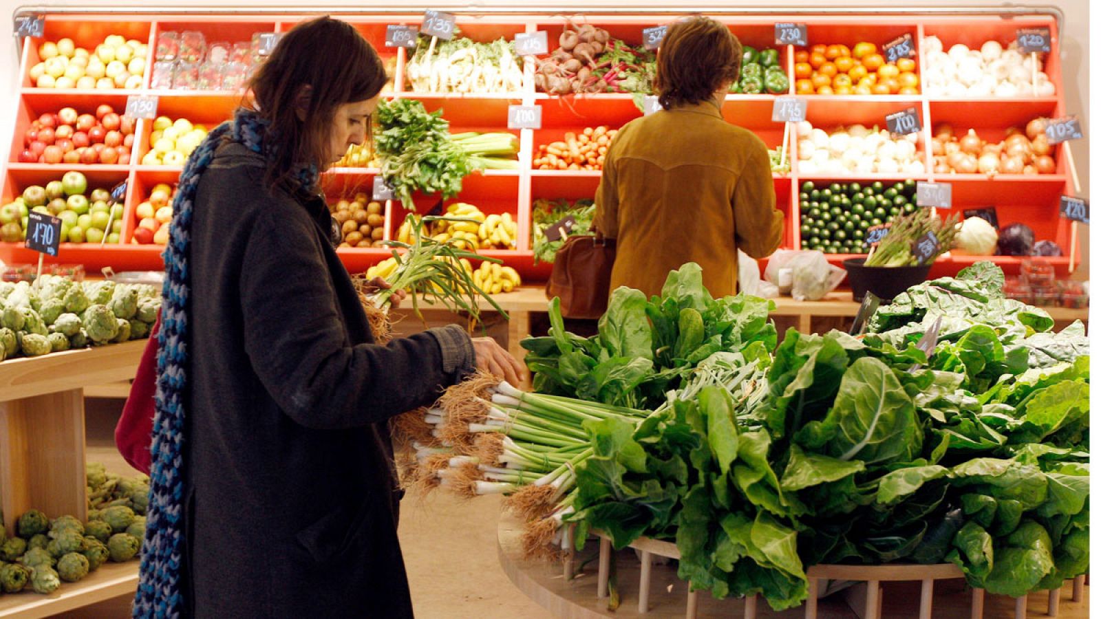 Clientes realizando sus compras en un supermercado del centro de Valencia.