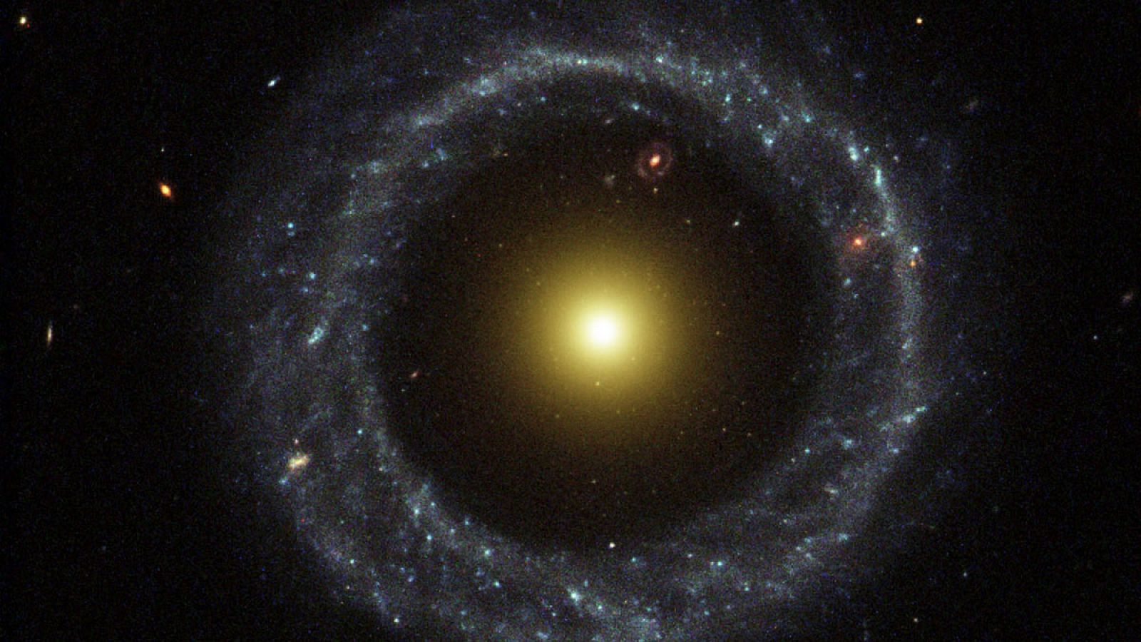 Imagen de una galaxia del tipo anular o Hoag, poco común