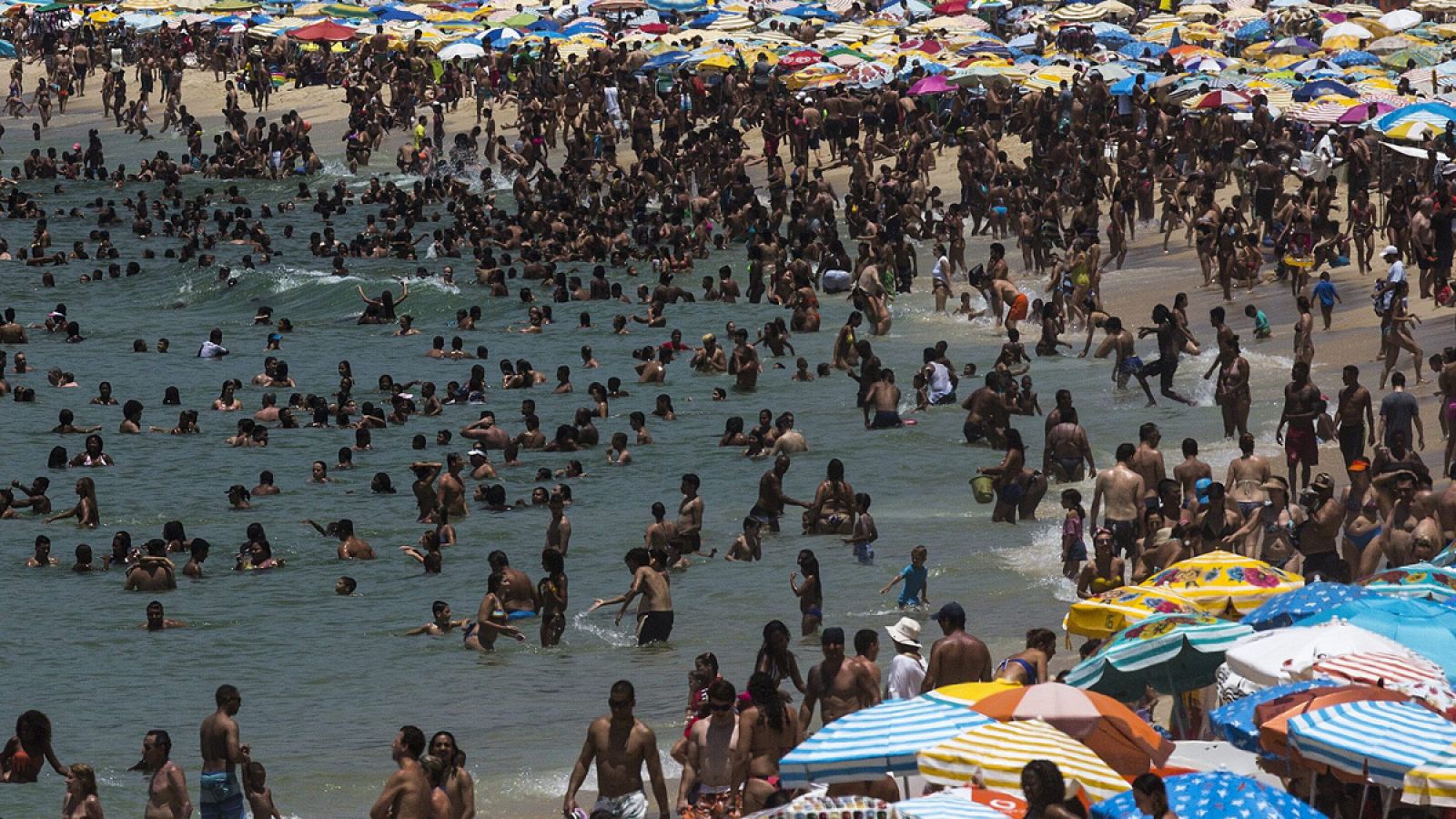 Millares de personas disfrutan de la playa de Arpoador e Ipanema en Río de Janeiro, Brasil