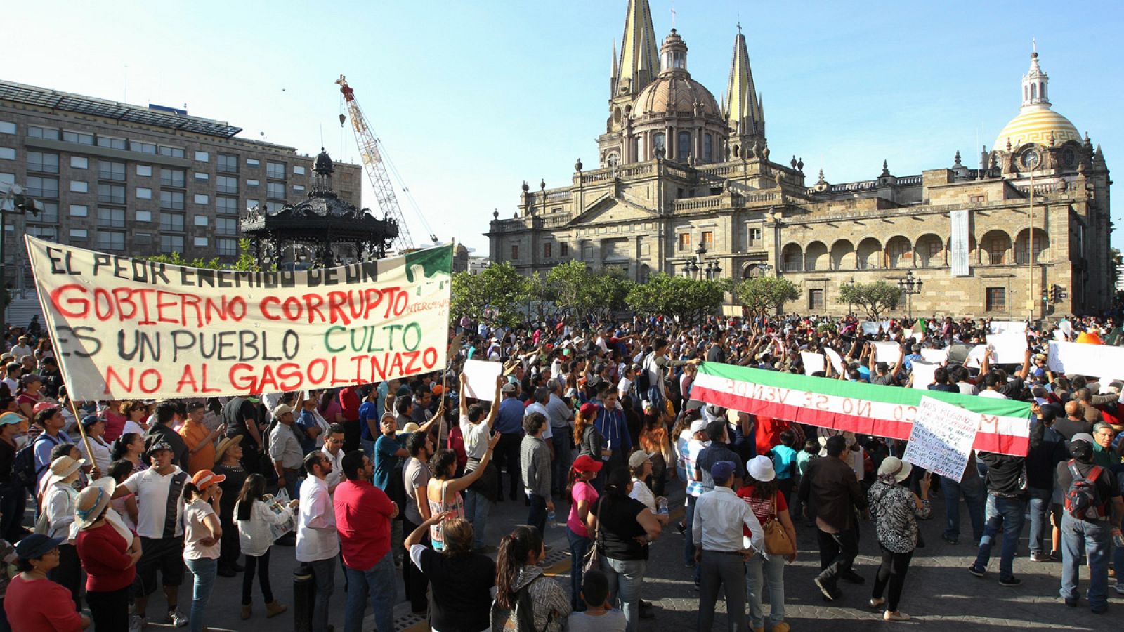 Miles de personas protestan por el incremento del precio de la gasolina en Guadalajara, México