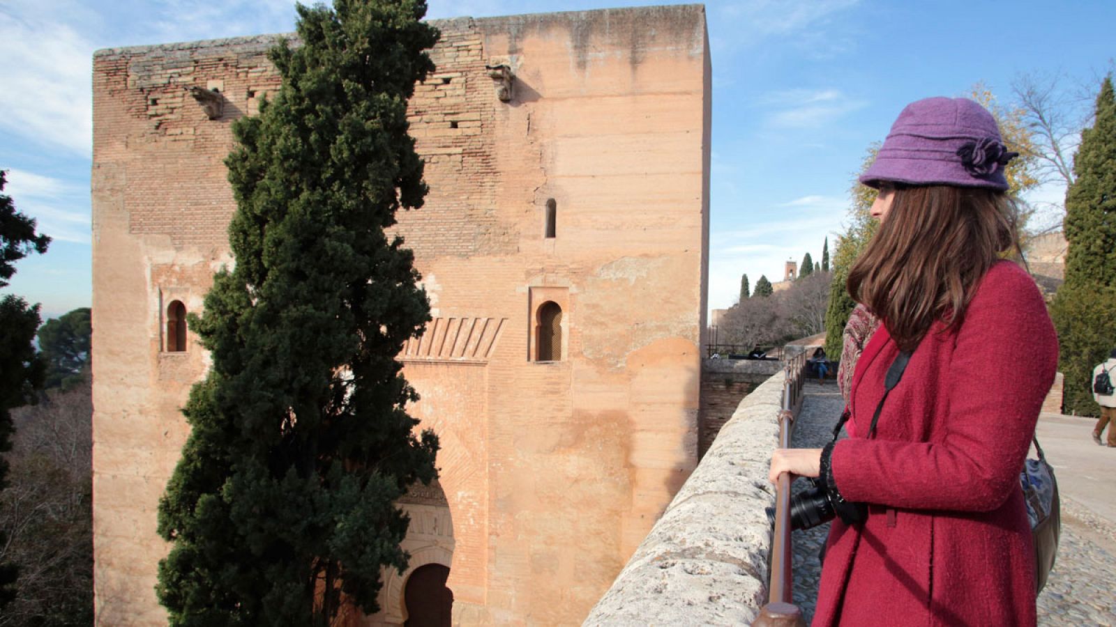 Una turista observa la Torre de la Justicia de la Alhambra de Granada