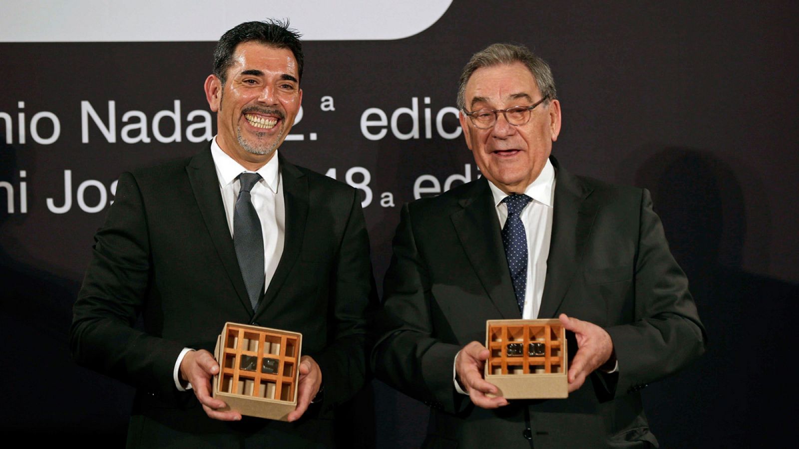 Los ganadores de los premios Nadal y Josep Pla en sus ediciones de 2016, el escritor barcelonés Víctor del Árbol (izquierda), y el periodista catalán Lluís Foix (derecha)