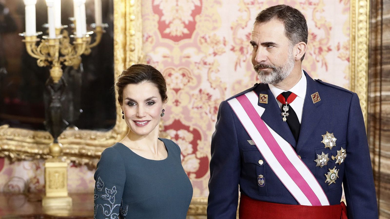 El rey Felipe VI, acompañado por la reina Letizia, durante la celebración de la Pascua Militar que ha presidido este viernes, día de Reyes, en el Palacio Real.