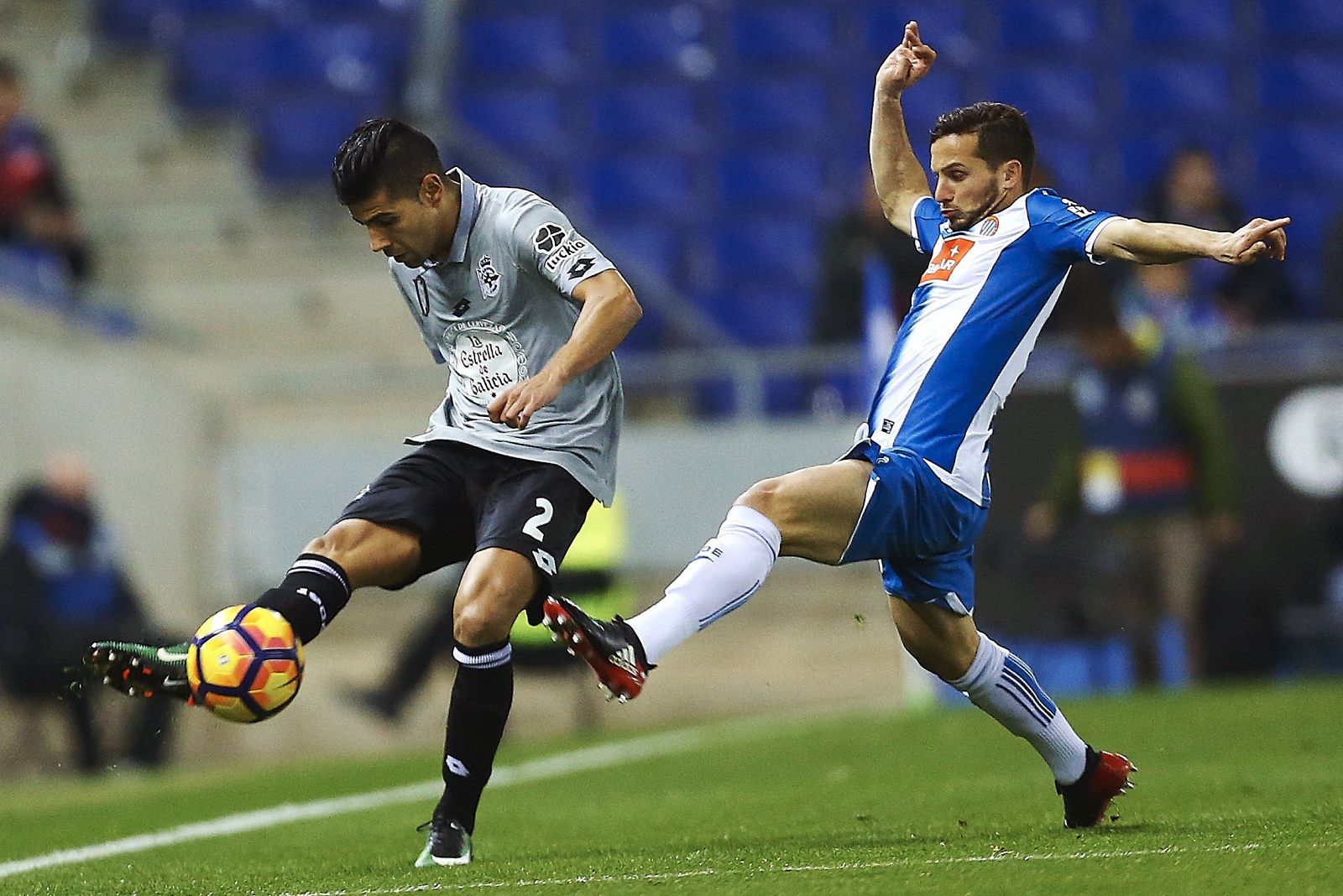 Juanfran (i) despeja el balón ante el delantero argentino del Espanyol, Pablo Piatti