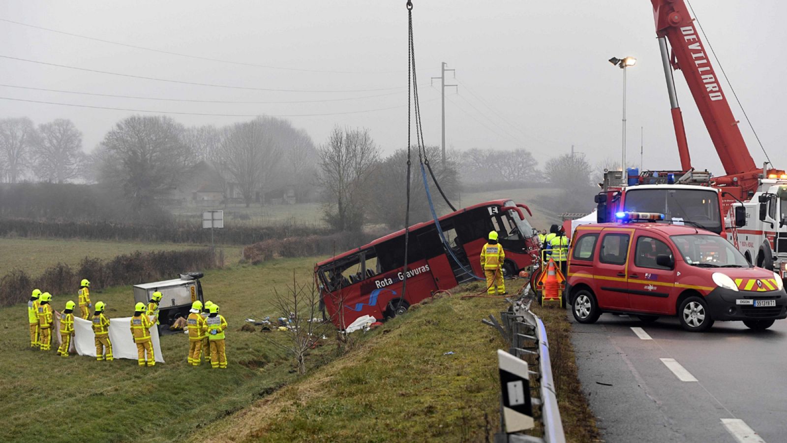 Los servicios de emergencia recuperan el autobús accidentado en Francia.