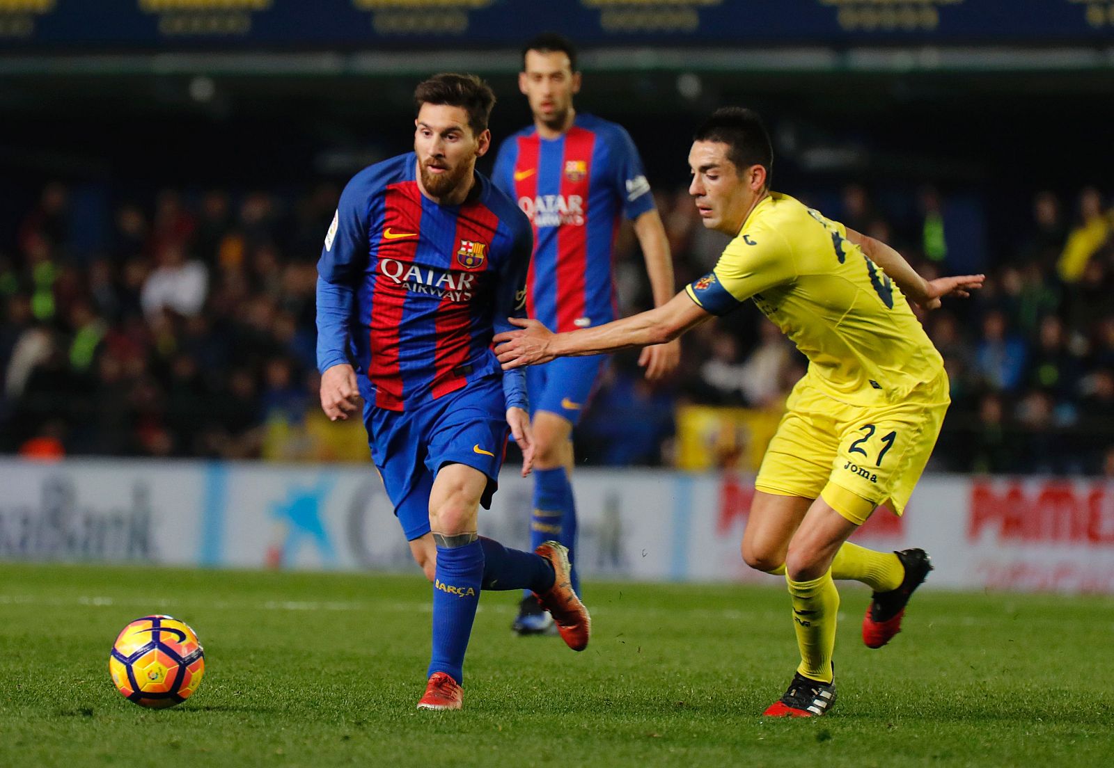 Messi (i) y Bruno Soriano pelean por el balón.