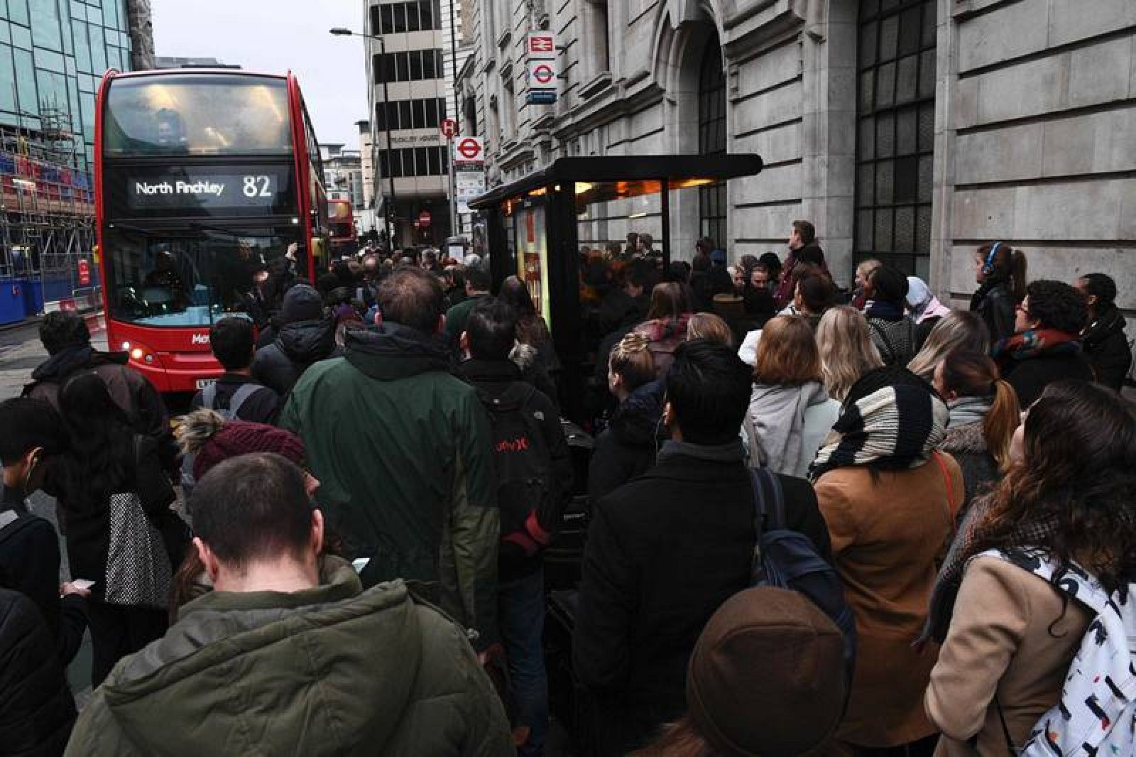 Los empleados del metro de Londres secundan una huelga de 24 horas
