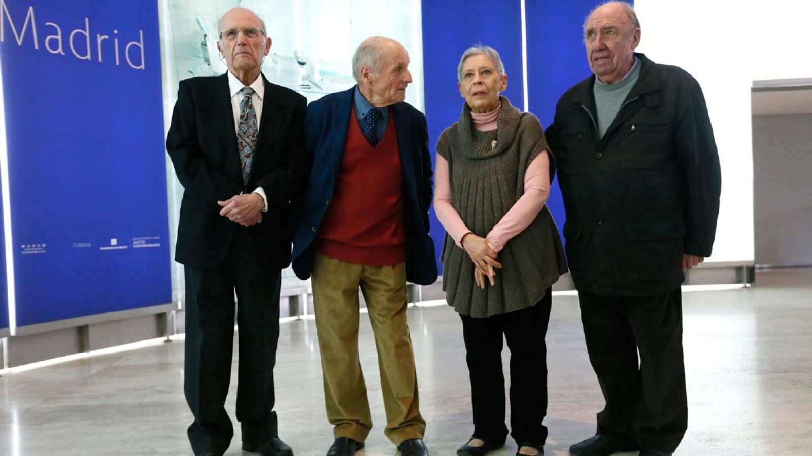 Los escultores Francisco López Hernández (derecha), y su hermano Julio López (izquierda), junto a los pintores Antonio López (2i) e Isabel Quintanilla (2d), en la presentación de 'Realistas de Madrid', en el museo Thyssen, en 2016