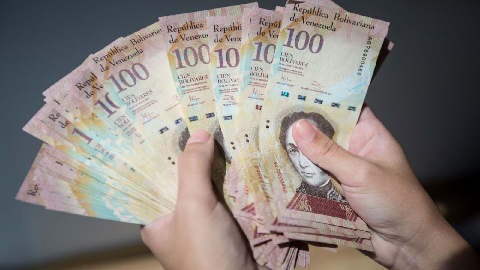 Imagen de archivo que muestra un fajo de billetes de 100 bolívares que serán retirados de la circulación el próximo 20 de enero.