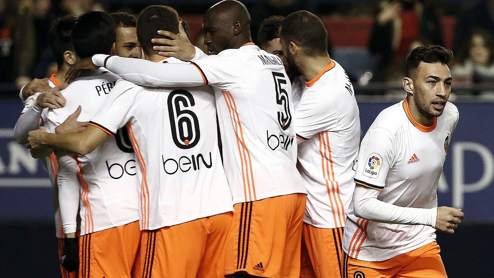 El delantero del Valencia C.F Munir El Haddadi (d) celebra su gol