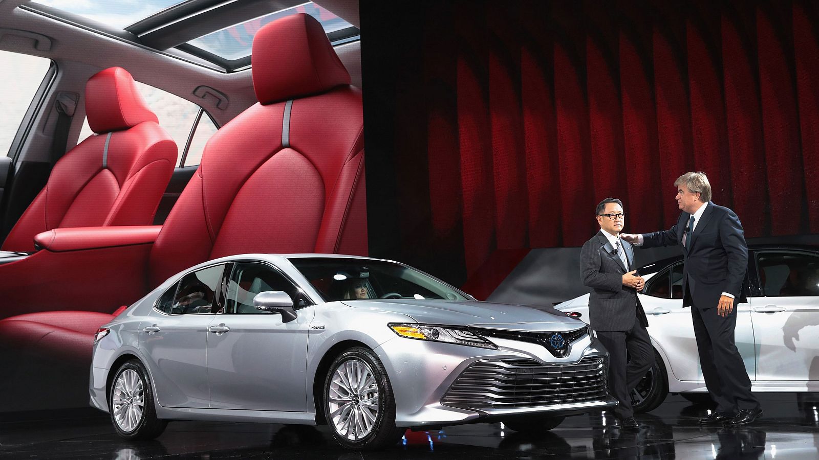 El presidente de Toyota en el salón del automóvil de Detroit