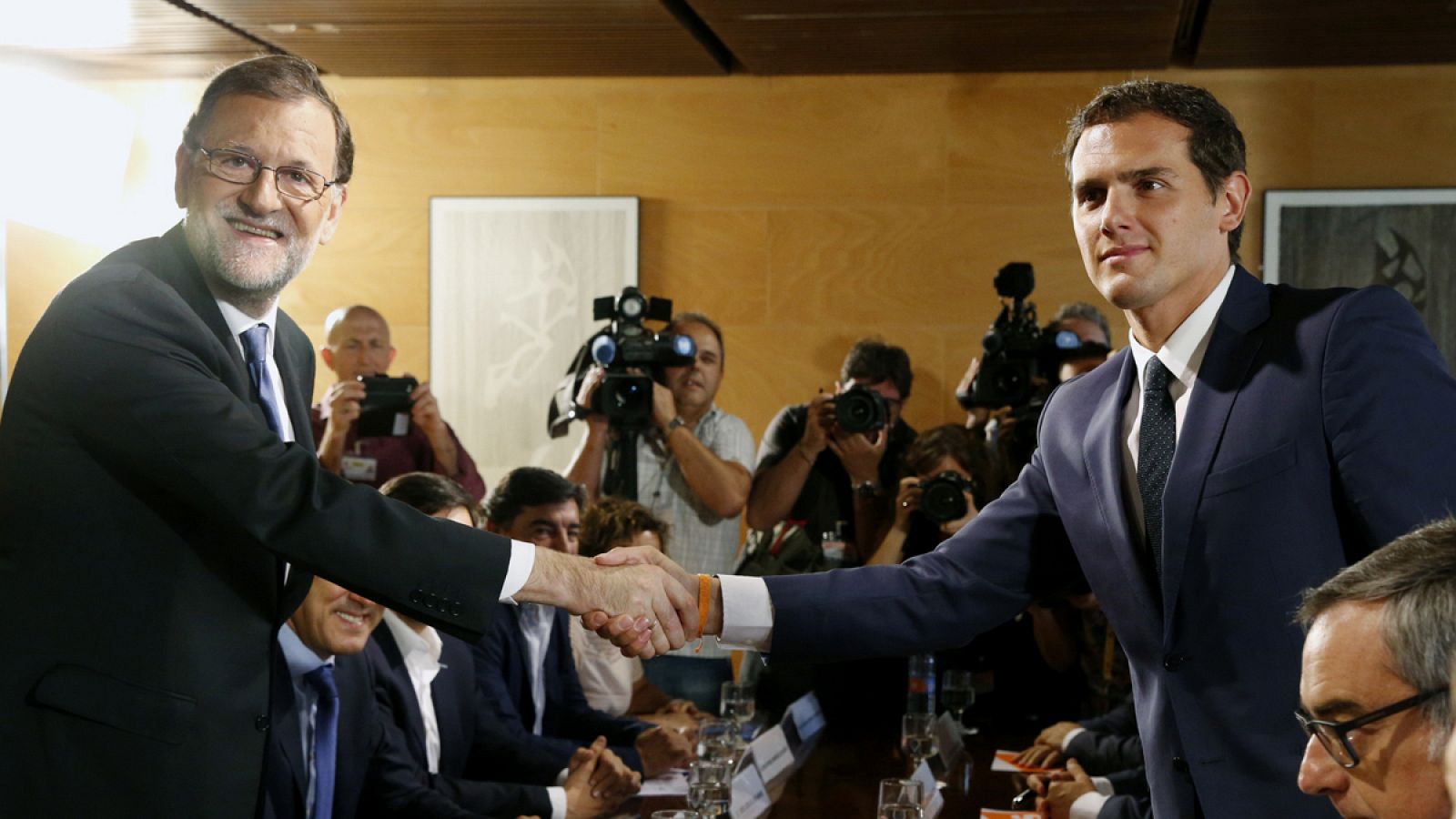 El presidente del Gobierno, Mariano Rajoy (i) y el líder de Ciudadanos, Albert Rivera (d), se estrechan la mano durante la reunión en la que certificaron el acuerdo de investidura para Rajoy.