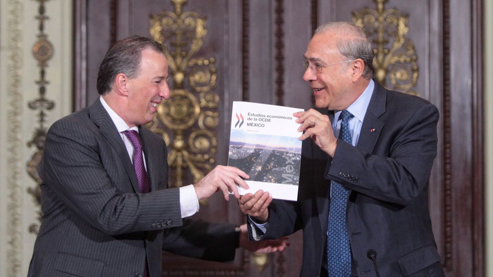 El secretario de Hacienda y Crédito Público mexicano, José Antonio Meade Kuribreña, y el secretario general de la OCDE, José Ángel Gurría, durante la presentación de la "Evaluación Económica de México 2017".