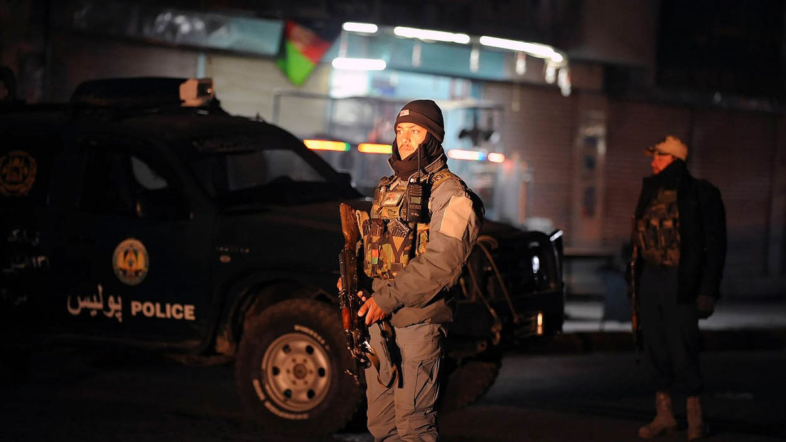 Policías afganos montan guardia cerca de la residencia del gobernador de Kandahar (Afganistán) tras el atentado en el que murieron varios diplomáticos de Emiratos Árabes Unidos