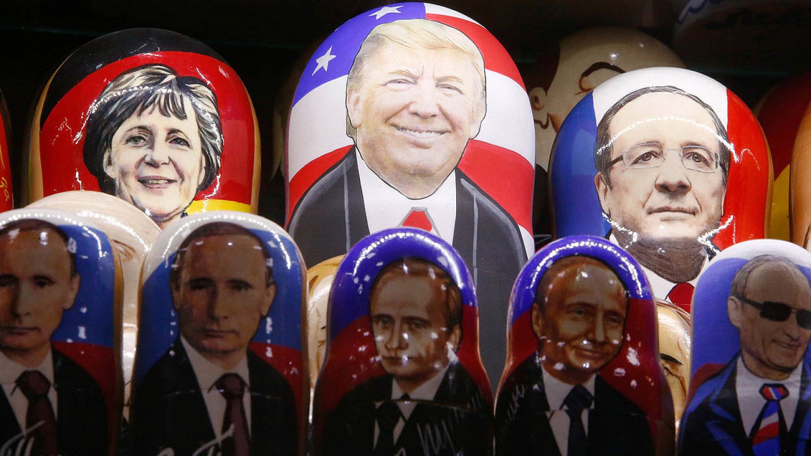 Muñecas rusas (matrioskas) con las caras de Donald Trump y Vladímir Putin, entre otros, en una tienda en Moscú