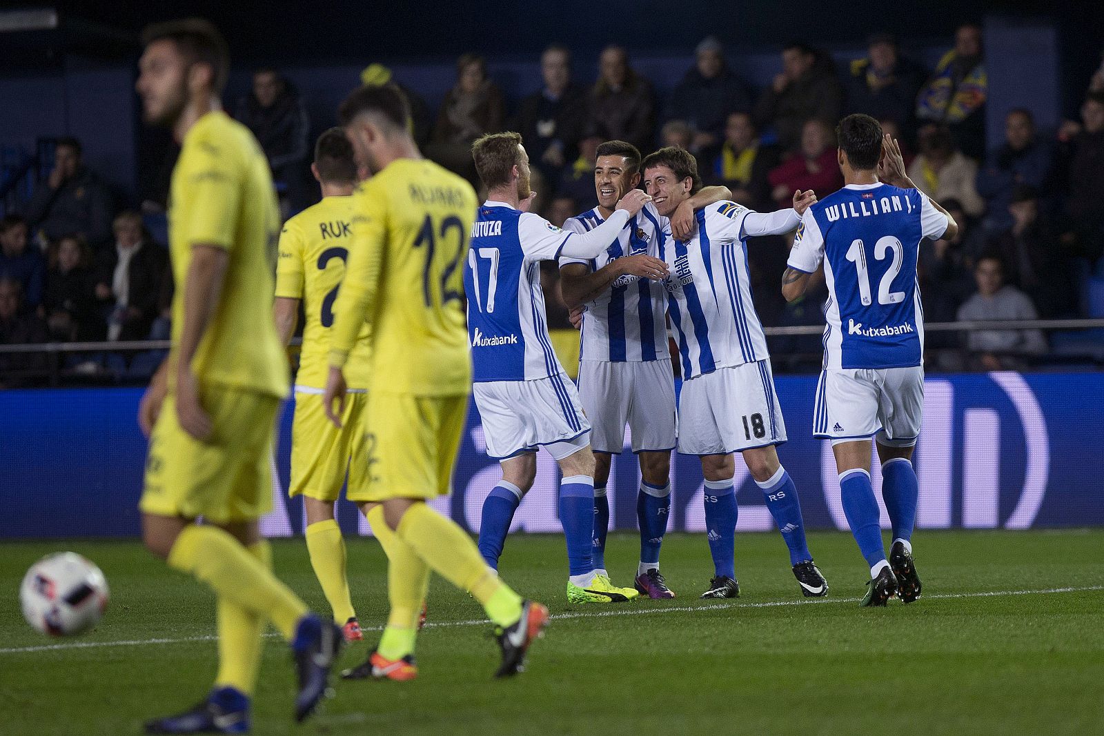 Oyarzabal celebra con sus compañeros el gol marcado, el primero del equipo ante el Villarreal.