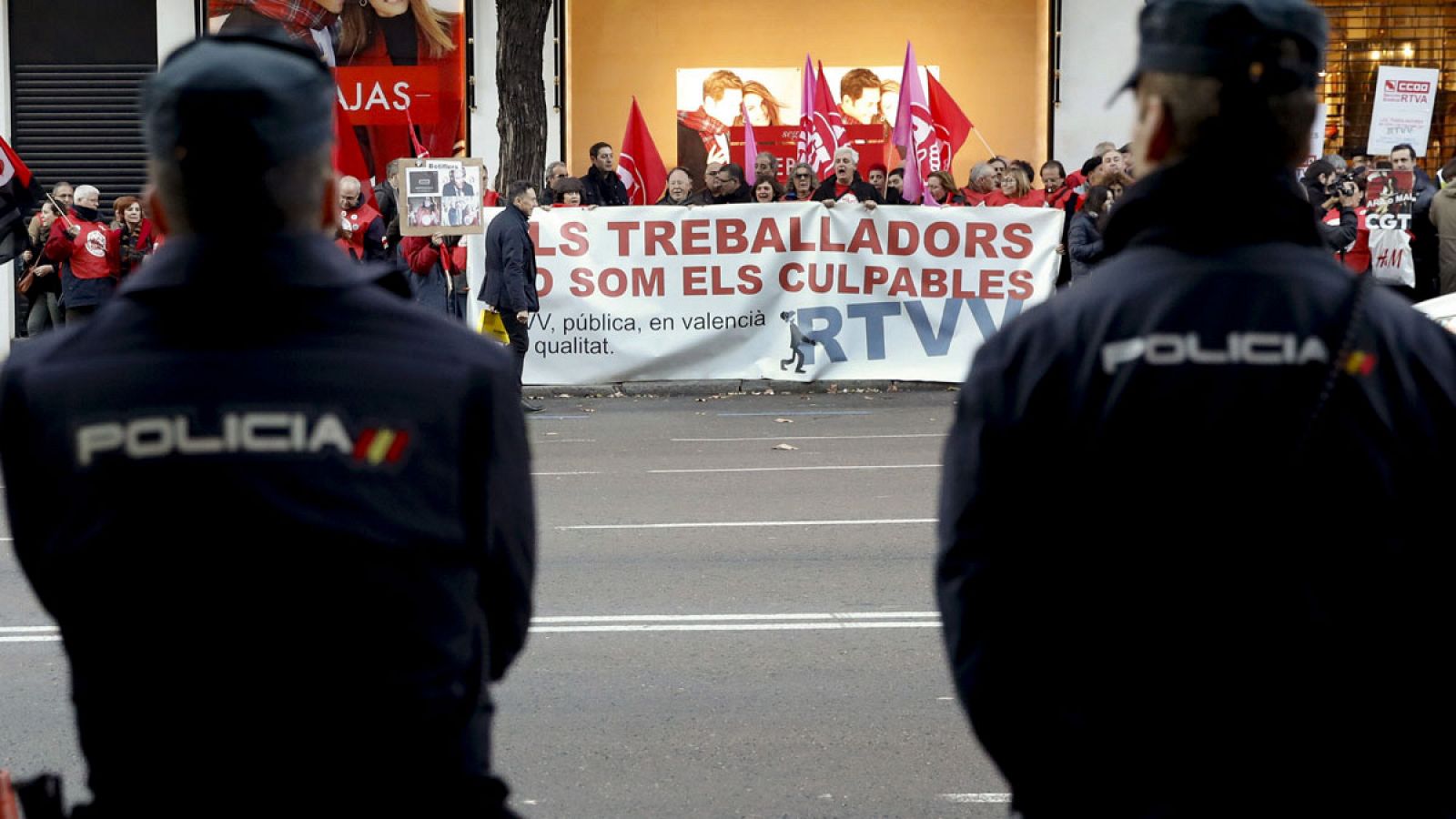 Concentración de sindicalistas en la entrada de la Audiencia Nacional por el juicio por la demanda contra el ERE en la Radiotelevisión Valenciana (RTVV).