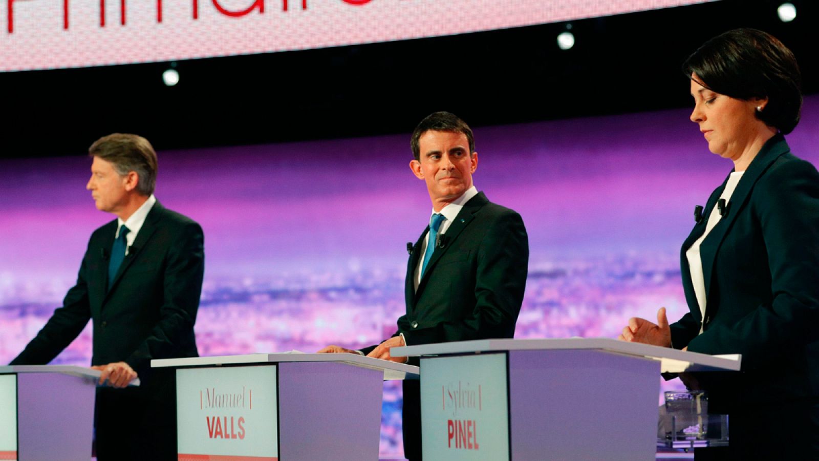 Vincent Peillon, Manuel Valls y Sylvia Planel, candidatos a las primarias socialistas durante el primer debate televisado.