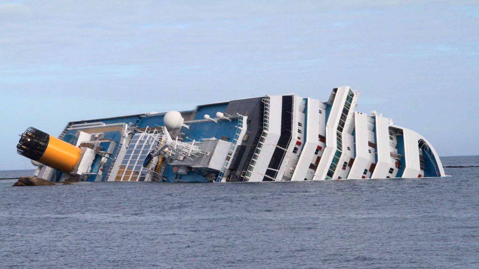 Una imagen del 23 de enero de 2012 en la que se ve al crucero Costa Concordia, semihundido en aguas de la isla italiana de Giglio.